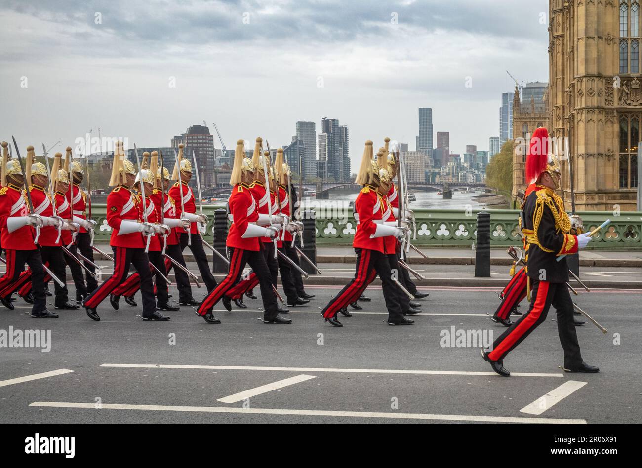 Mit ihren Schwertern und der vollen Uniform mit Sporen marschieren Soldaten des britischen Kavallerie-Rettungsreviers in vollem Umfang Stockfoto