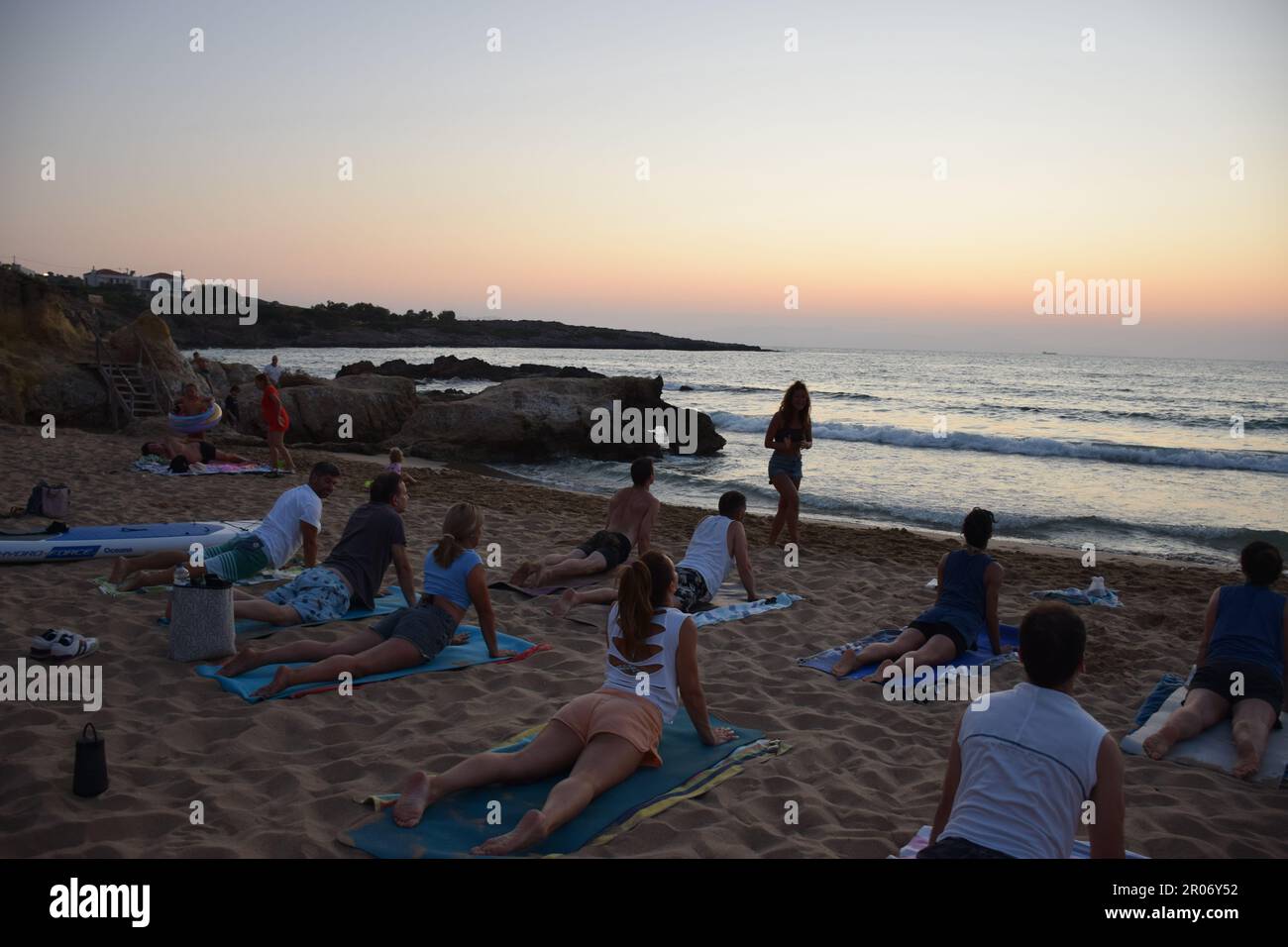 Yoga am Strand in Griechenland, TYoga-Zuflucht, Gruppen-Yoga-Kurs am Strand Stockfoto