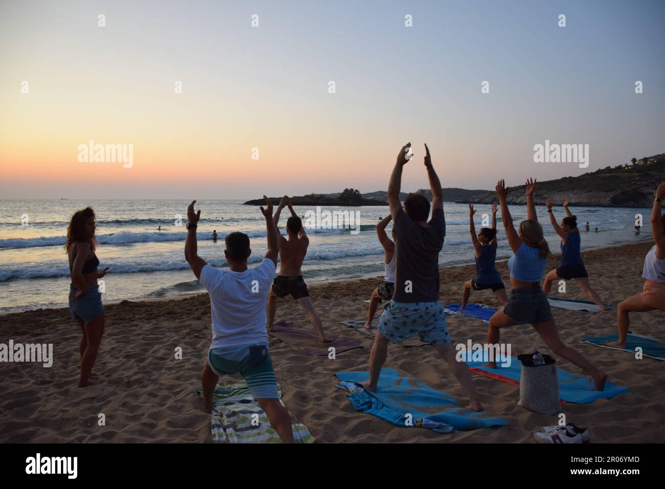 Yoga am Strand in Griechenland, TYoga-Zuflucht, Gruppen-Yoga-Kurs am Strand Stockfoto