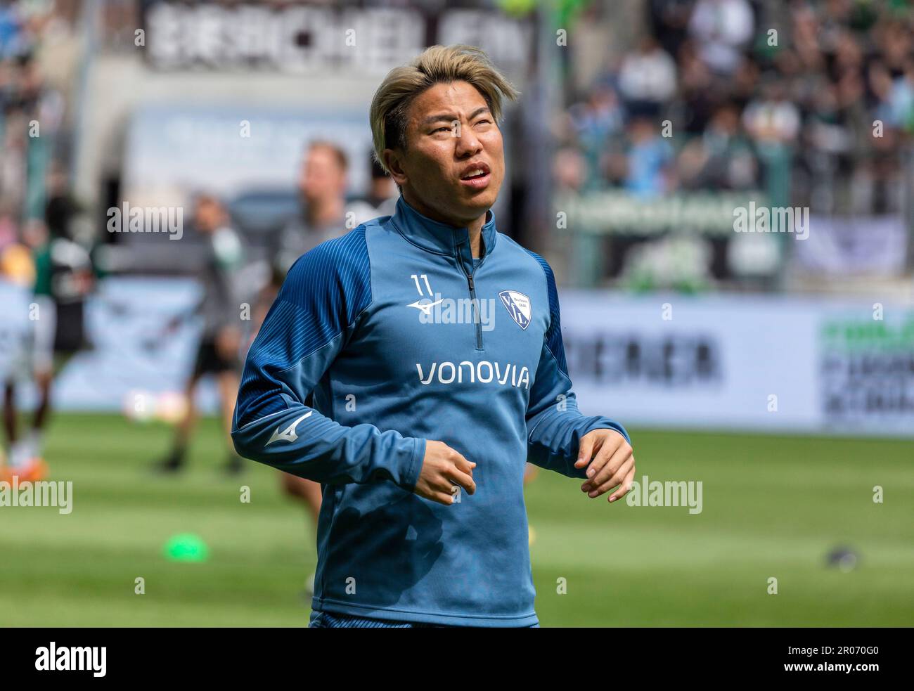 Sport, Fußball, Bundesliga, 2022/2023, Borussia Moenchengladbach vs. VfL Bochum 2-0, Stadium Borussia Park, Warming-up, Takuma Asano (Bochum), DFL-VORSCHRIFTEN VERBIETEN DIE VERWENDUNG VON FOTOS ALS BILDSEQUENZEN UND/ODER QUASI-VIDEO Stockfoto