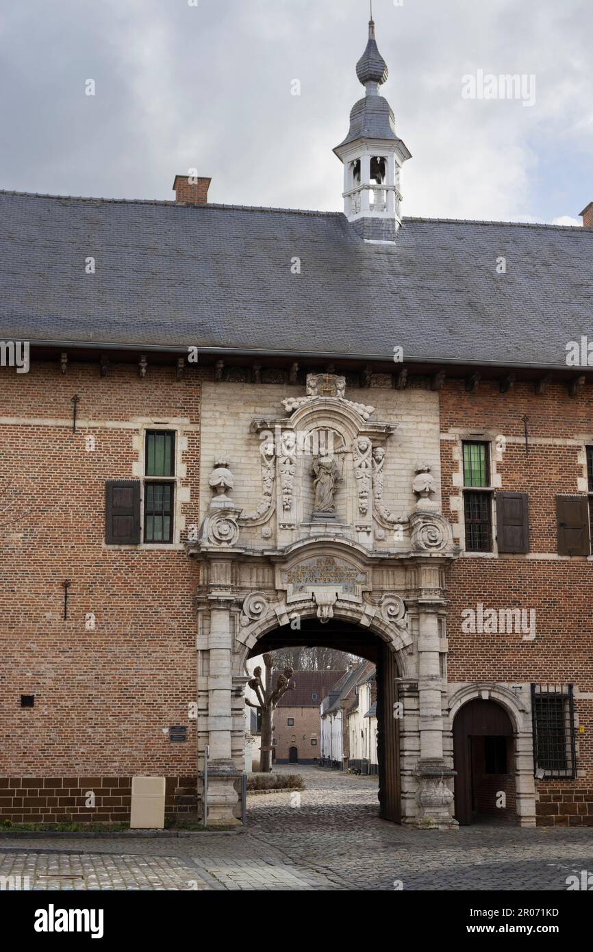 Das wunderschöne barocke Eingangstor zur Beguinage of Diest. Das Tor stammt aus dem Jahr 1671 und befindet sich in der Stadt Diest, in flämischem Brabant in BE Stockfoto