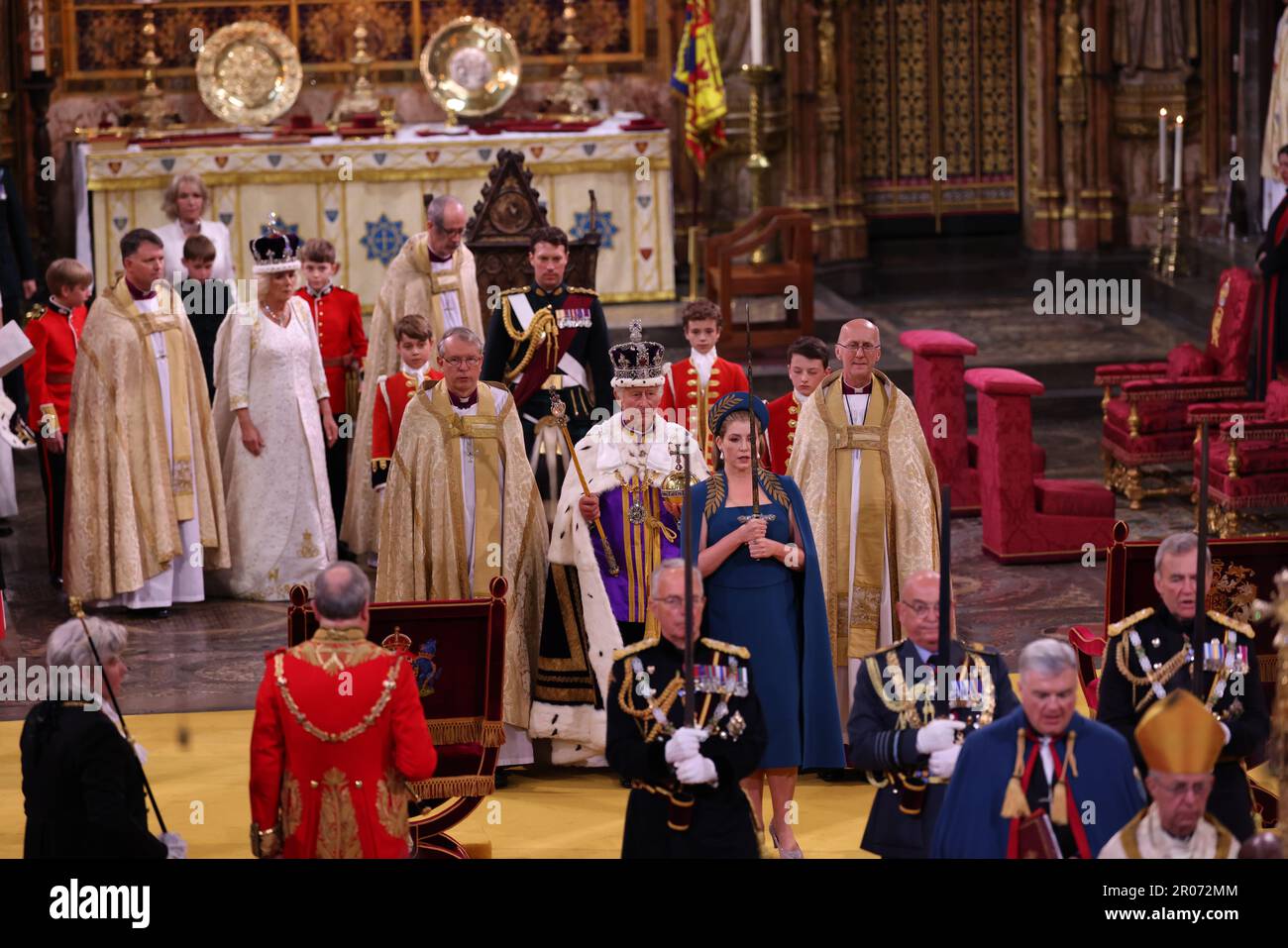 König Karl III. Mit dem Drehkörper des Herrschers, als Lord President des Rates, Penny Mordaunt, trägt das Schwert des Staates, während seiner Krönung in Westminster Abbey, London. Foto: Samstag, 6. Mai 2023. Stockfoto