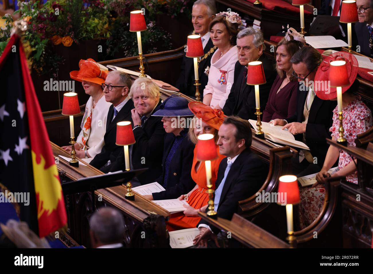 (Von links nach rechts von der hinteren Reihe) ehemalige Premierminister Sir Tony Blair, Gordon Brown, David Cameron, Theresa May, Boris Johnson und Liz Truss mit ihren Partnern vor der Krönung von König Charles III. Und Königin Camilla in Westminster Abbey, London. Foto: Samstag, 6. Mai 2023. Stockfoto