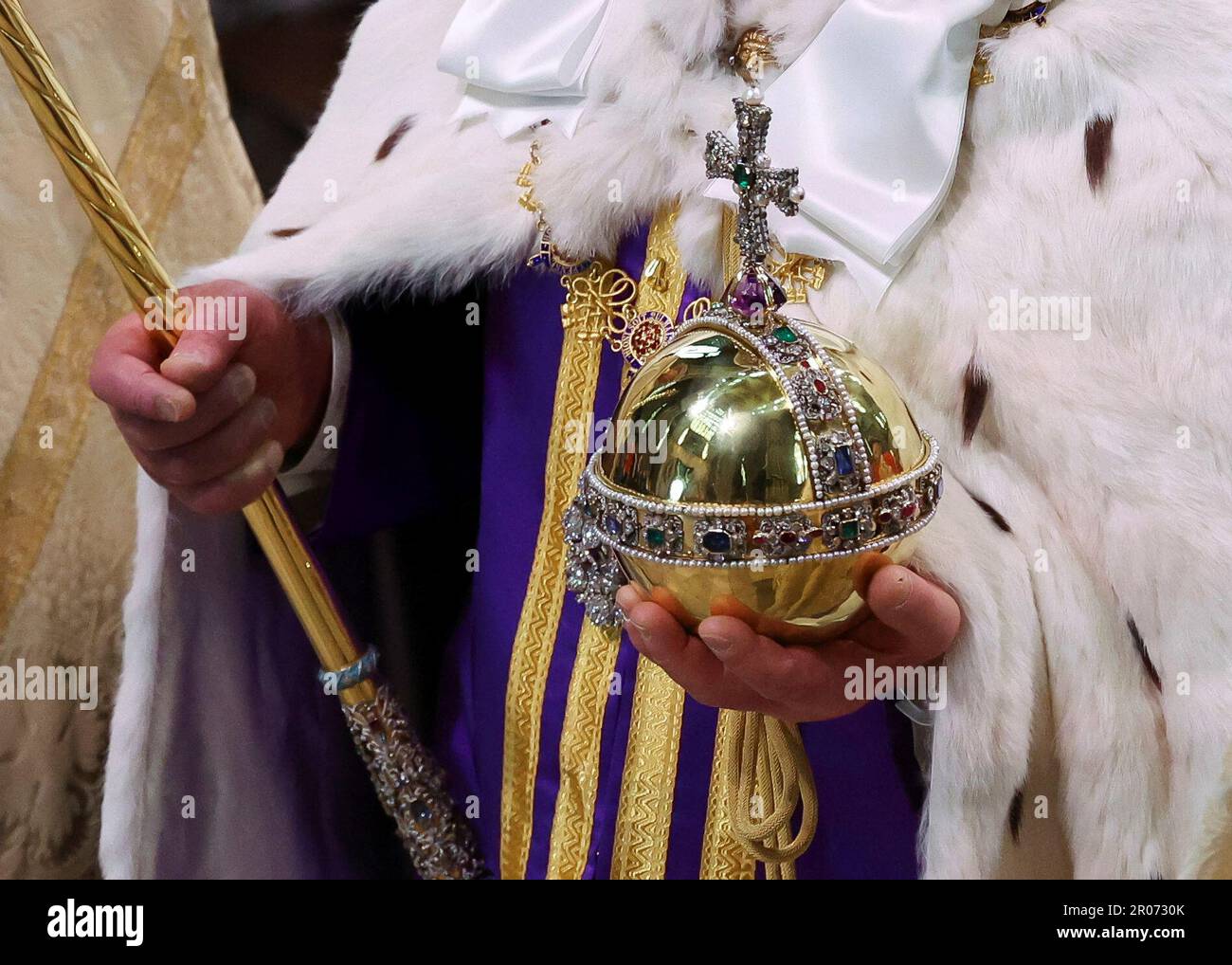König Karl III. Hält während seiner Krönungszeremonie in Westminster Abbey, London, den Orb des Herrschers. Foto: Samstag, 6. Mai 2023. Stockfoto