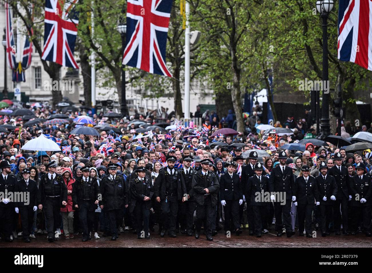 Die Massen füllen die Mall, während sie darauf warten, dass Mitglieder der königlichen Familie nach der Krönung von König Charles III. Und Königin Camilla in London auf dem Balkon des Buckingham Palace erscheinen. Foto: Samstag, 6. Mai 2023. Stockfoto