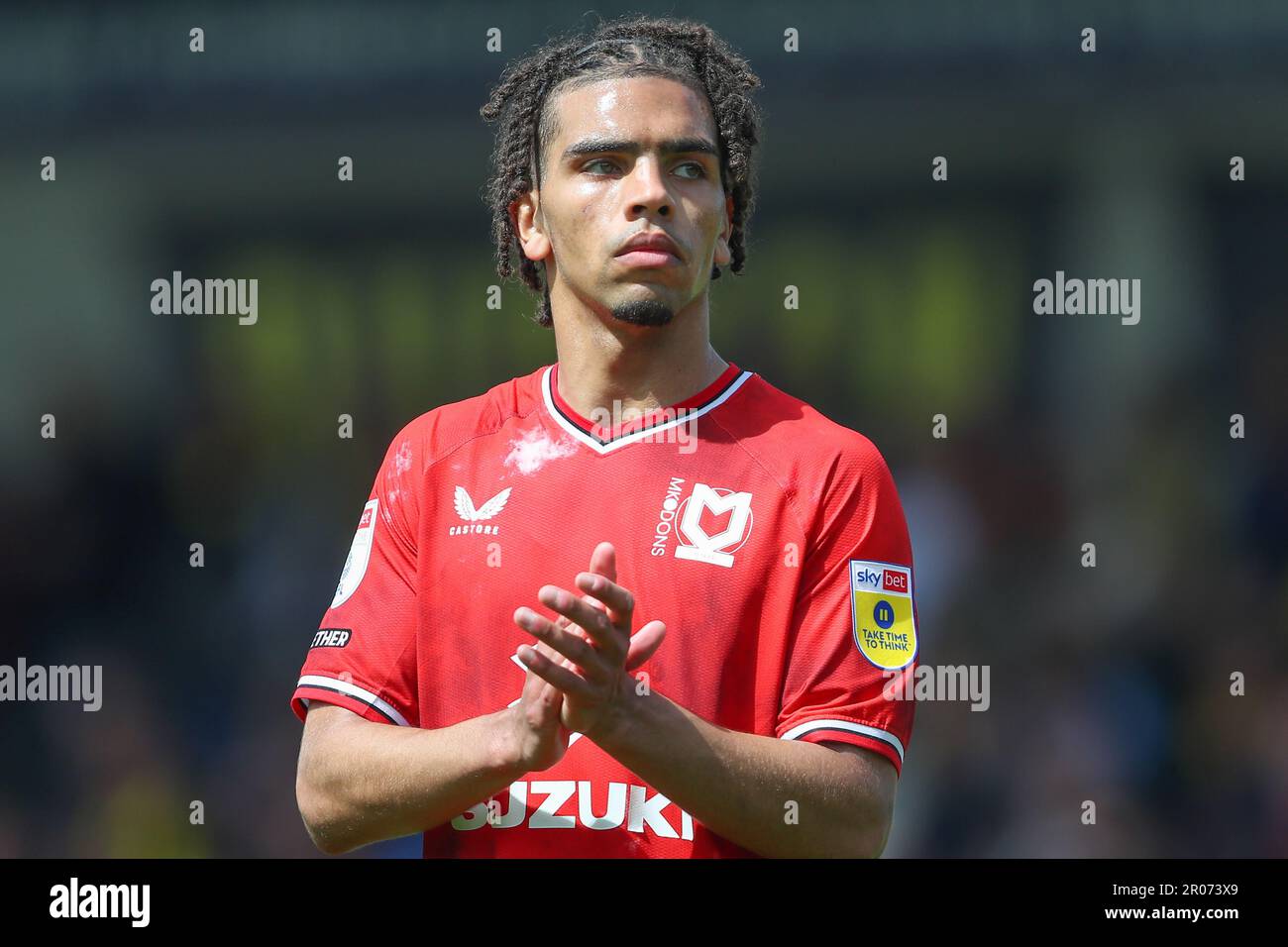 Burton Upon Trent, Großbritannien. 07. Mai 2023. Tennai Watson #2 von Milton Keynes Dons applaudiert den Reisenden Fans nach dem Sky Bet League 1 Spiel Burton Albion vs MK Dons im Pirelli Stadium, Burton Upon Trent, Großbritannien, 7. Mai 2023 (Foto von Gareth Evans/News Images) in Burton Upon Trent, Großbritannien, am 5./7. Mai 2023. (Foto: Gareth Evans/News Images/Sipa USA) Guthaben: SIPA USA/Alamy Live News Stockfoto