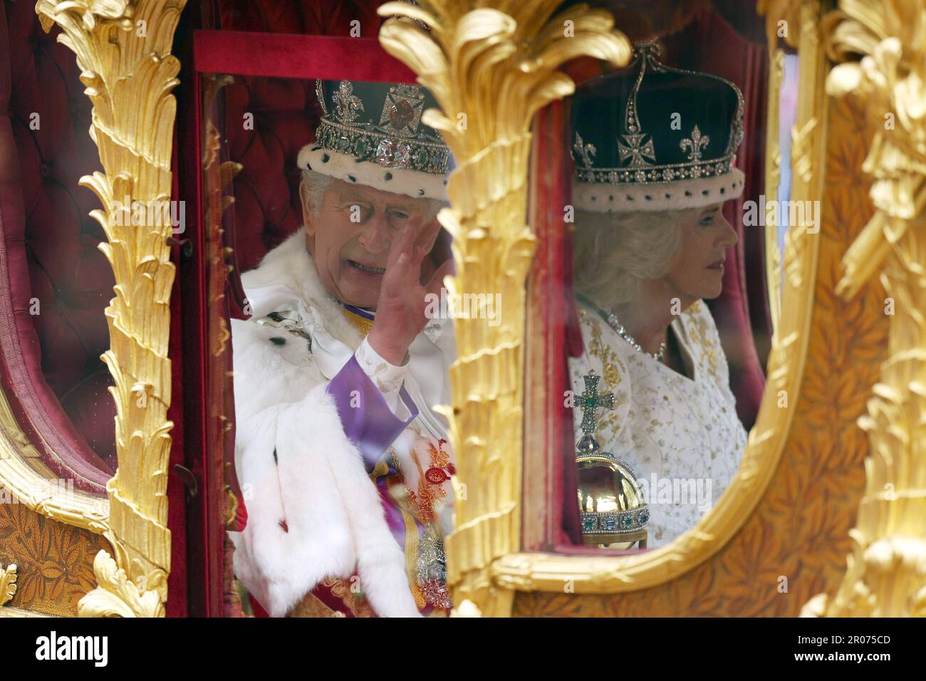 König Karl III. Und Königin Camilla werden in der Gold State Coach, gezogen von acht Windsor Greys, in der Krönungsprozession getragen, während sie nach ihrer Krönungszeremonie nach Buckingham Palace in London zurückkehren. Sehen Sie die Geschichte der PA ROYAL Krönung. Das Foto sollte lauten: Richard Heathcote/PA Wire Stockfoto