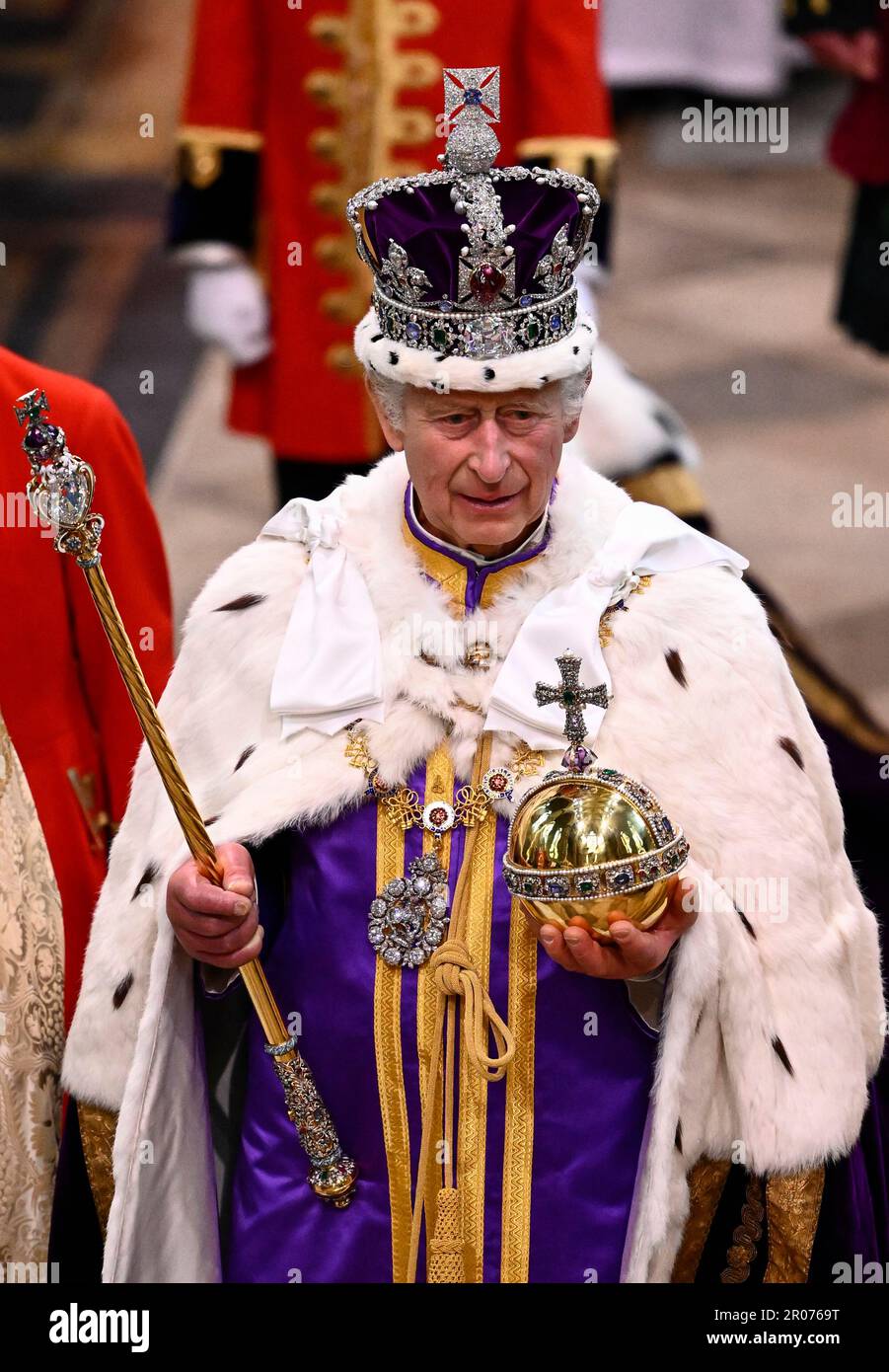 König Karl III. Trägt die Imperial State Crown und verlässt Westminster