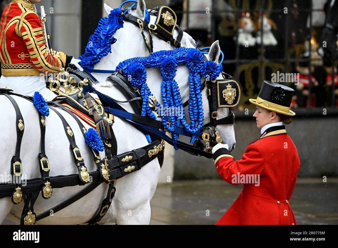 Pferde vor Westminster Abbey nach der Krönungszeremonie von König Karl III. Und Königin Camilla im Zentrum von London. Foto: Samstag, 6. Mai 2023. Stockfoto