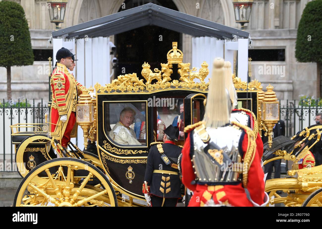König Karl III. Und Königin Camilla kommen im Diamond Jubilee State Coach für ihre Krönungszeremonie in Westminster Abbey an. Foto: Samstag, 6. Mai 2023. Stockfoto