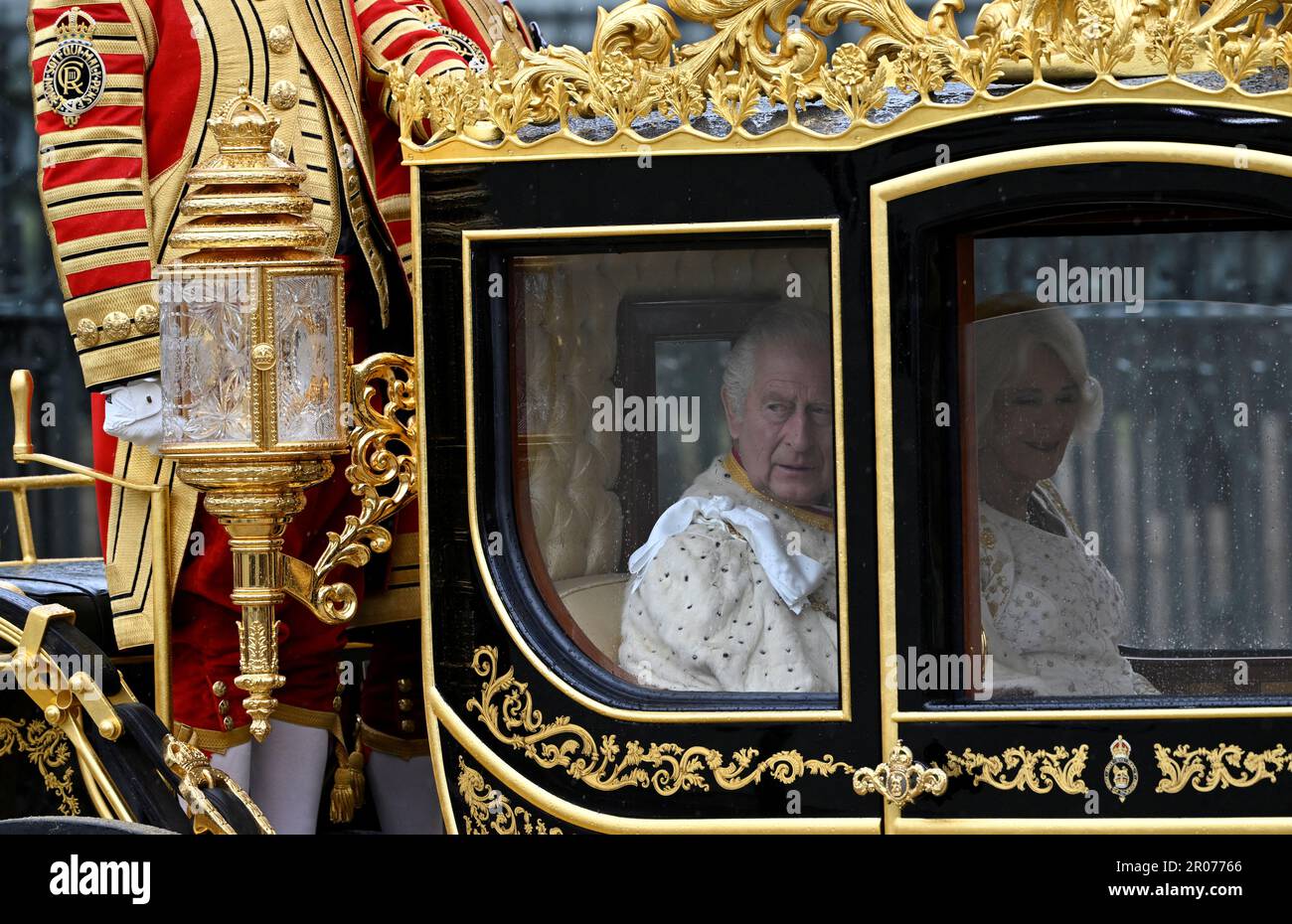 König Karl III. Und Königin Camilla kommen im Diamond Jubilee State Coach für ihre Krönungszeremonie in Westminster Abbey an. Foto: Samstag, 6. Mai 2023. Stockfoto