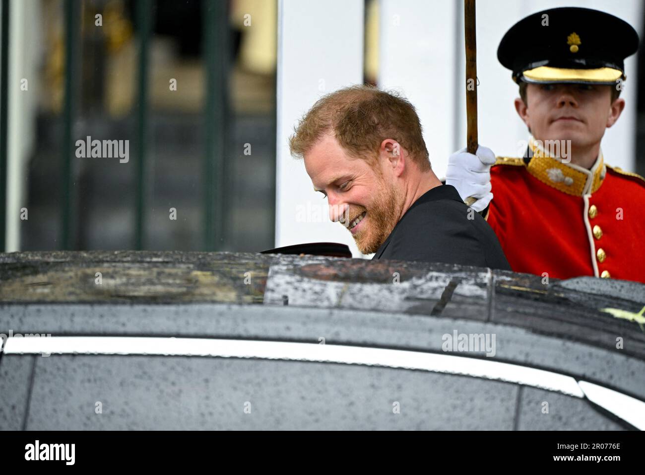Der Herzog von Sussex verlässt Westminster Abbey nach der Krönungszeremonie von König Karl III. Und Königin Camilla im Zentrum von London. Foto: Samstag, 6. Mai 2023. Stockfoto