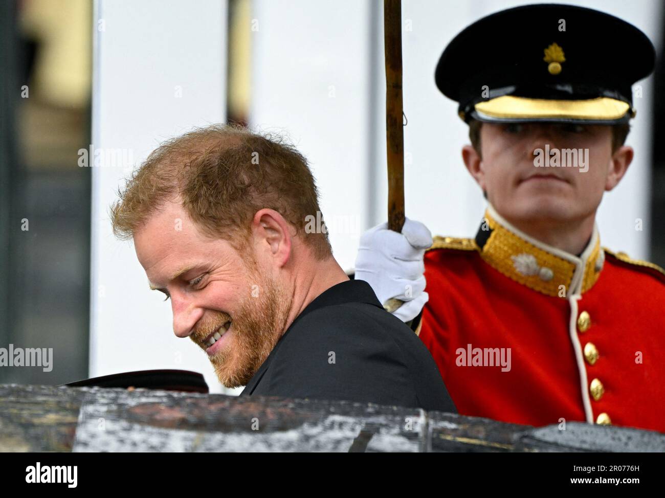 Der Herzog von Sussex verlässt Westminster Abbey nach der Krönungszeremonie von König Karl III. Und Königin Camilla im Zentrum von London. Foto: Samstag, 6. Mai 2023. Stockfoto