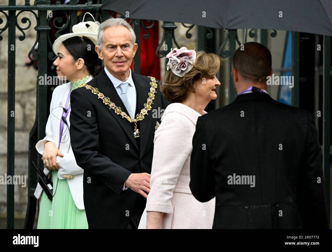 Der ehemalige Premierminister Tony Blair und seine Frau Cherie Blair verlassen Westminster Abbey nach der Krönungszeremonie von König Karl III. Und Königin Camilla im Zentrum von London. Foto: Samstag, 6. Mai 2023. Stockfoto