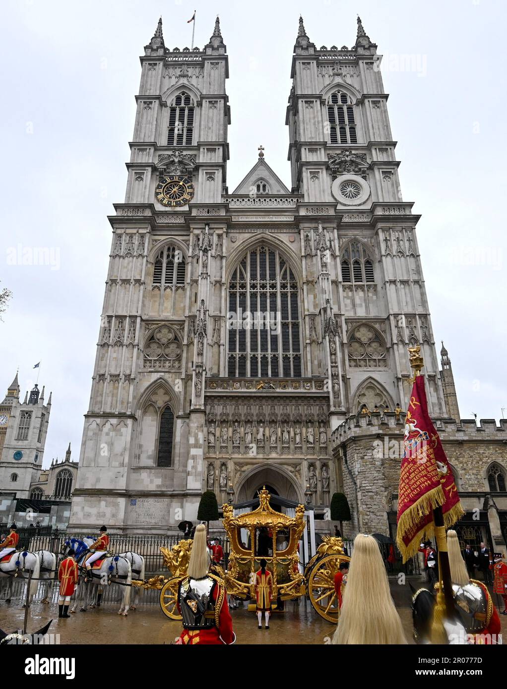 Der Gold State Coach vor Westminster Abbey nach der Krönungszeremonie von König Karl III. Und Königin Camilla im Zentrum von London. Foto: Samstag, 6. Mai 2023. Stockfoto