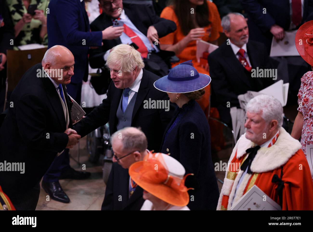 Ehemaliger Premierminister Boris Johnson verlässt das Hotel nach der Krönung von König Karl III. Und Königin Camilla in Westminster Abbey, London. Foto: Samstag, 6. Mai 2023. Stockfoto