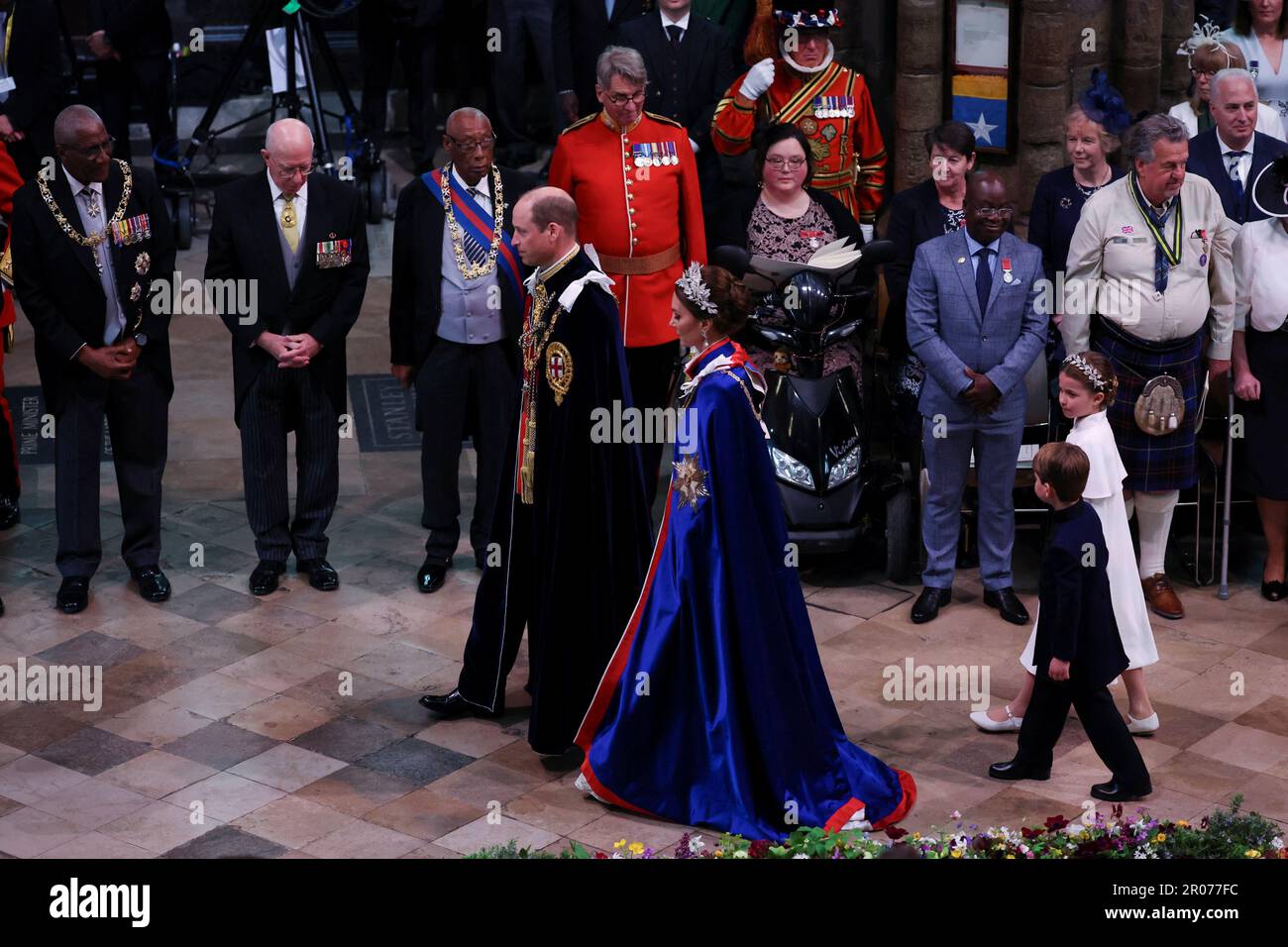 Der Prinz von Wales und die Prinzessin von Wales fahren ab, gefolgt von Prinzessin Charlotte und Prinz Louis nach der Krönung von König Karl III. Und Königin Camilla in Westminster Abbey, London. Foto: Samstag, 6. Mai 2023. Stockfoto