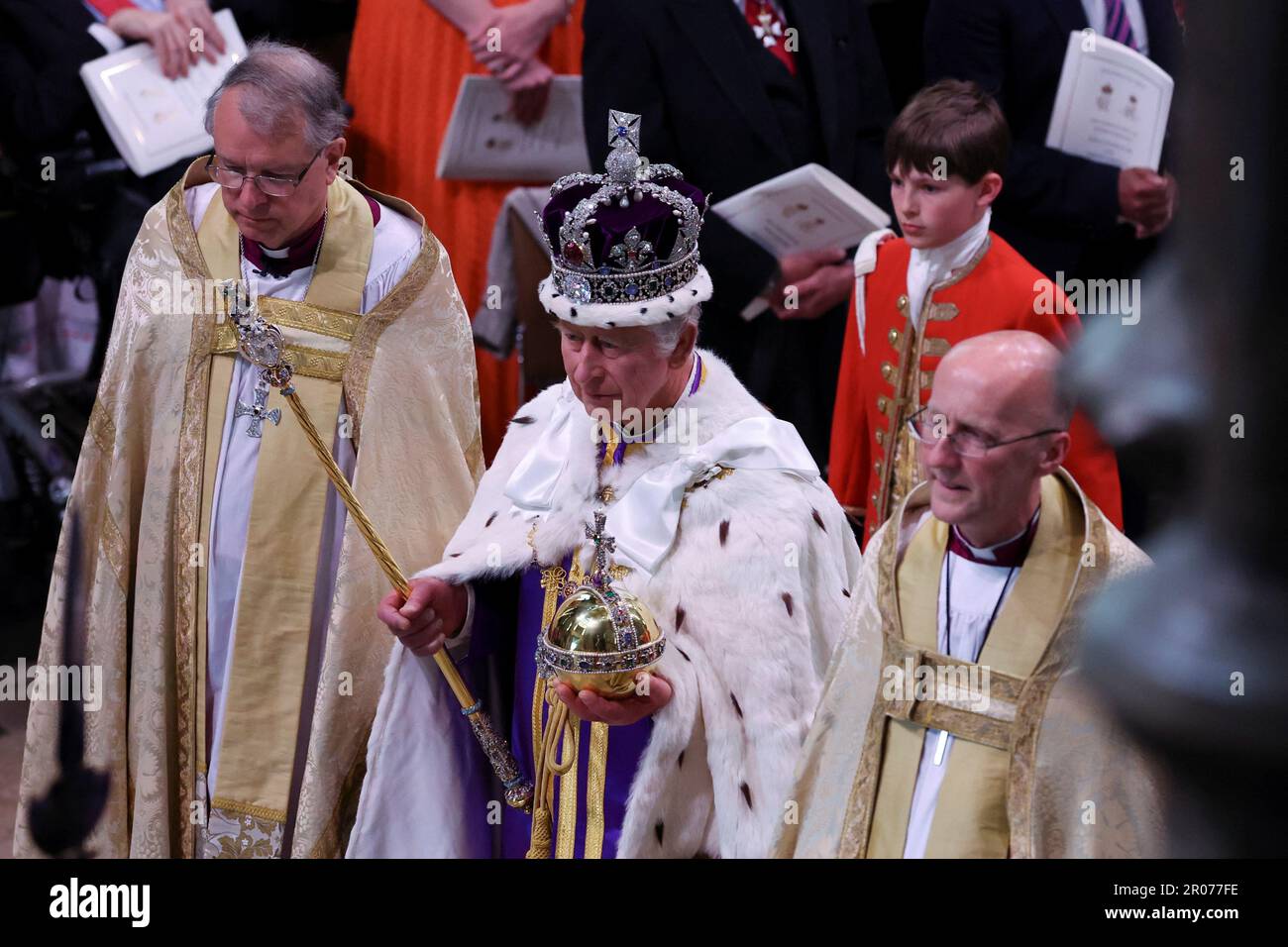 König Karl III. Fährt nach seiner Krönungszeremonie in Westminster Abbey, London ab. Foto: Samstag, 6. Mai 2023. Stockfoto