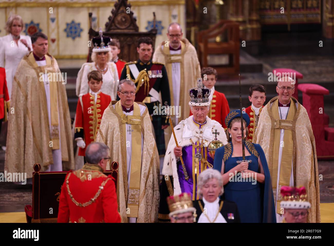 König Karl III. Mit dem Drehkörper des Herrschers, als Lord President des Rates, Penny Mordaunt, trägt das Schwert des Staates, während seiner Krönung in Westminster Abbey, London. Foto: Samstag, 6. Mai 2023. Stockfoto