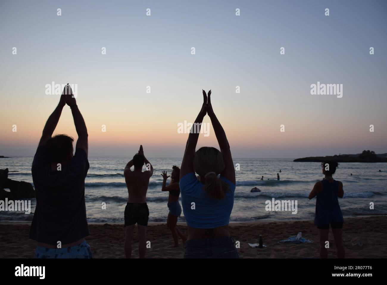 Yoga am Strand in Griechenland, TYoga-Zuflucht, Gruppen-Yoga-Kurs am Strand Stockfoto