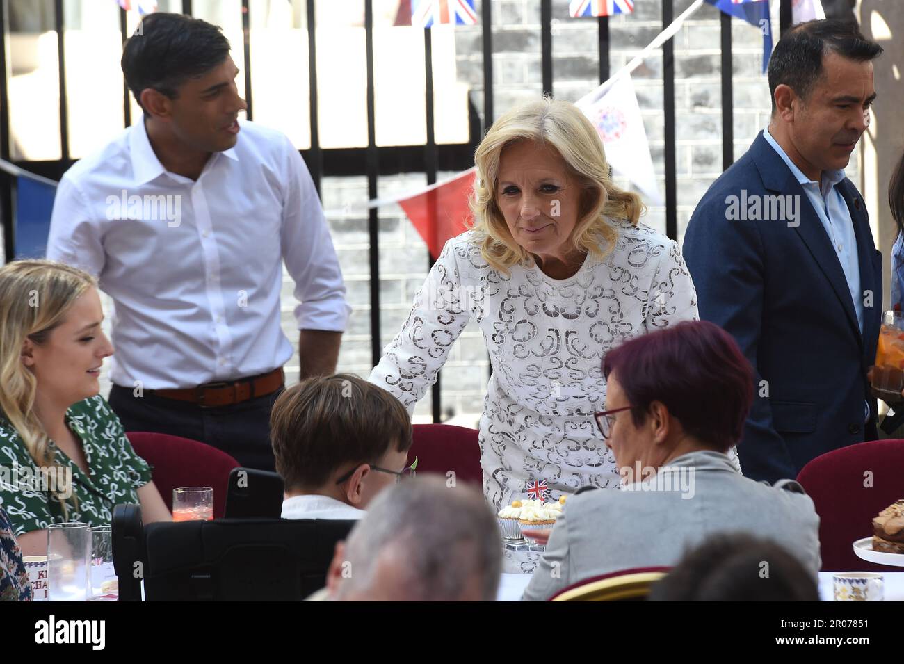 London, Großbritannien. 7. Mai 2023. Rishi Sunak Premierminister und Jill Biden First Lady der Vereinigten Staaten bei der Downing Street Coronation Street Party Credit: MARTIN DALTON/Alamy Live News Stockfoto