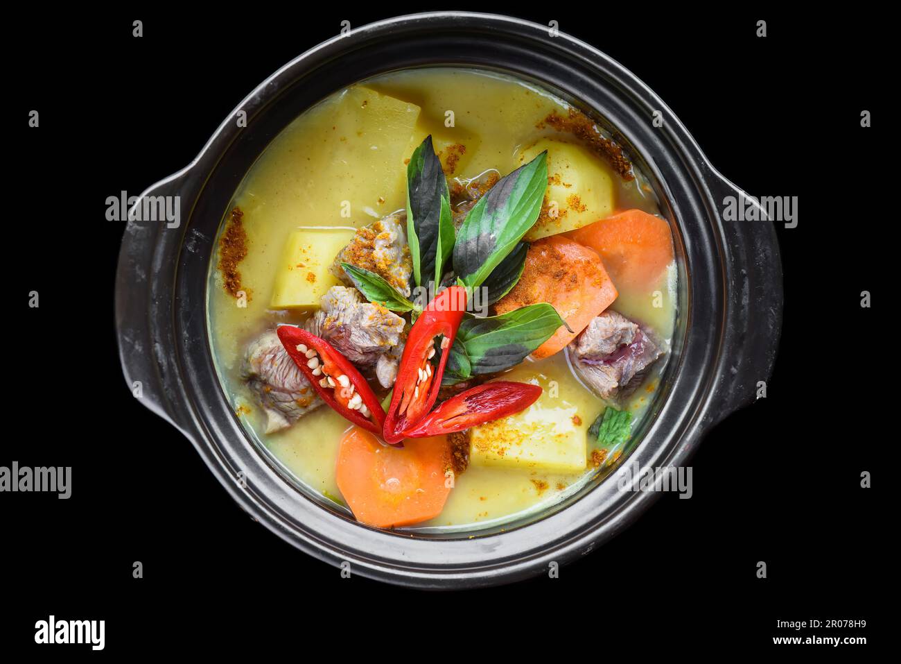 Vietnamesischer Bo Kho Eintopf oder Kartoffelsuppe mit Rindfleisch und Karotten Stockfoto