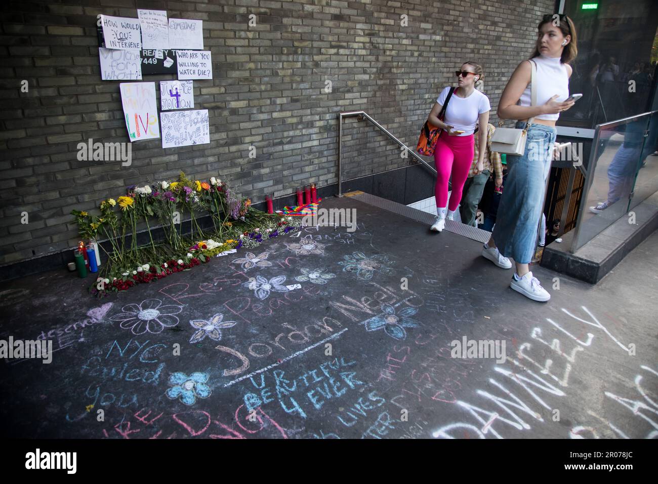 New York, USA. 6. Mai 2023. Menschen legen Blumen und Kerzen, um Jordan Neely in New York, USA, zu trauern, 6. Mai 2023. Am Samstag fanden Demonstrationen in New York City statt, fünf Tage nachdem der 30-jährige schwarze Mann Jordan Neely angeblich von dem 24-jährigen weißen US-Marine-Veteranen Daniel Penny in einer U-Bahn in der Stadt erstickt wurde. Kredit: Michael Nagle/Xinhua/Alamy Live News Stockfoto