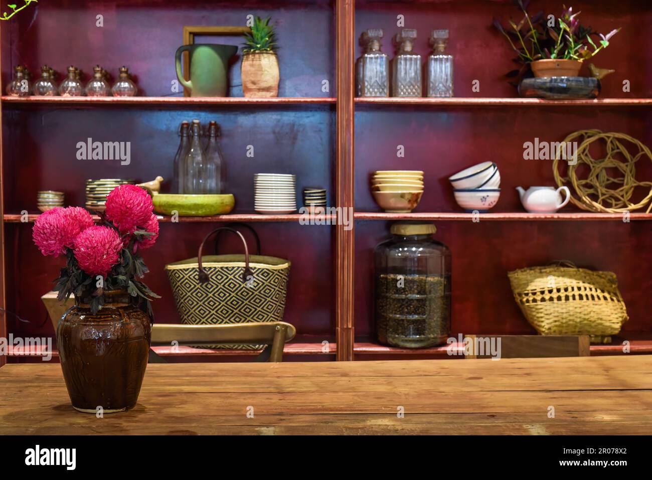 Loft-Stil mit Holzmöbeln in einem vietnamesischen Café Stockfoto