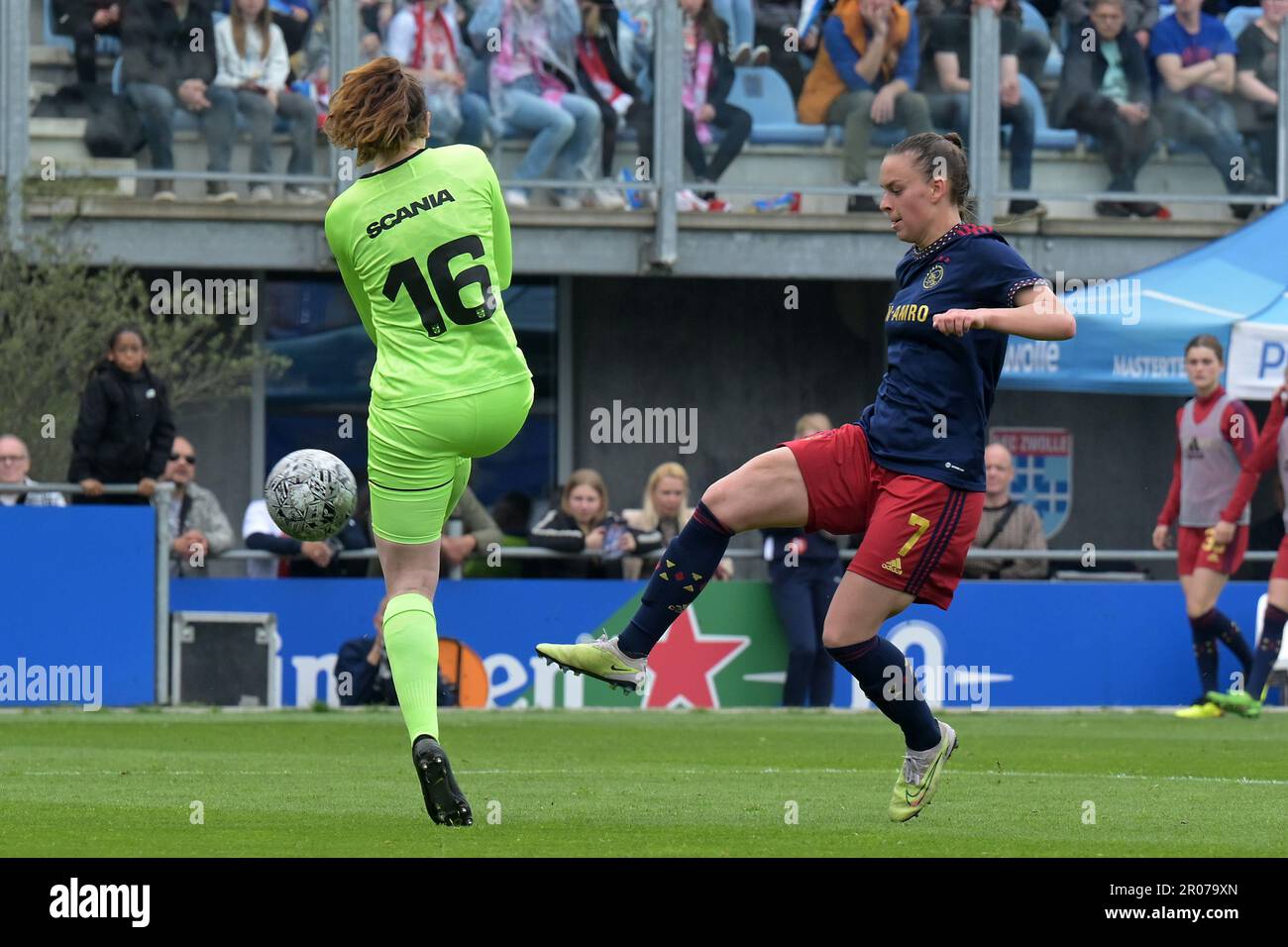 ZWOLLE - (lr), PEC Zwolle Torhüterin Tess van der Flier, Romee Leuchter von Ajax während des niederländischen Frauenspiels Eredivisie zwischen PEC Zwolle und Ajax im Stadion MAC3Park am 07. Mai 2023 in Zwolle, Niederlande. ANP GERRIT VAN KOLOLEN Kredit: ANP/Alamy Live News Stockfoto