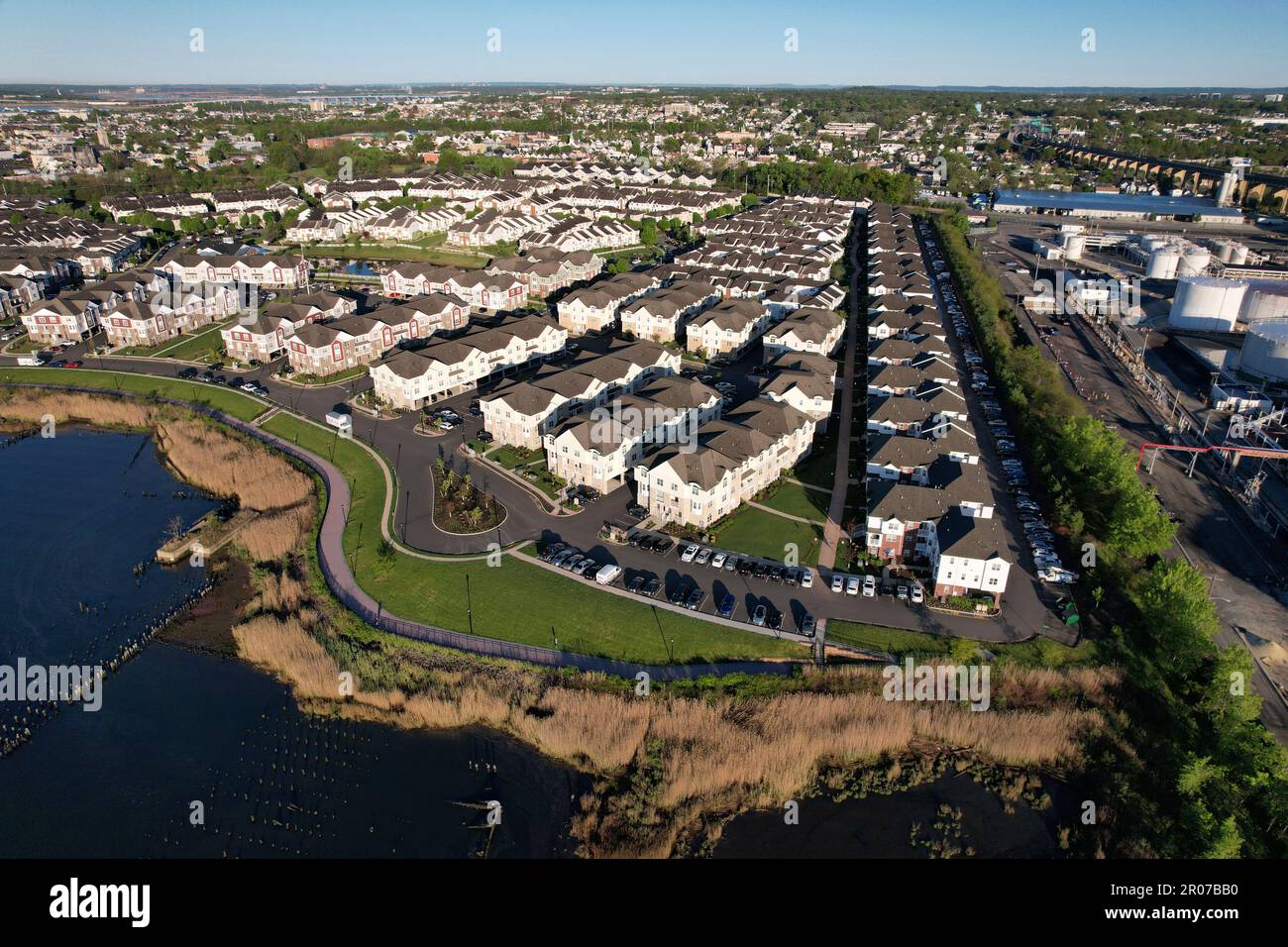 Aus der Vogelperspektive erbaute Wohnungen in der Nähe der Panzerfelder in Perth Amboy, New Jersey Stockfoto