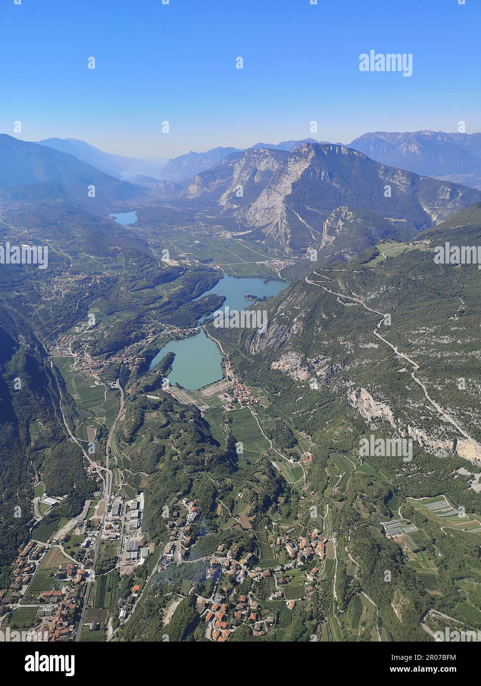 Aus der Vogelperspektive auf den Santa Massenza-See und den Toblino-See, Trentino-Südtirol, Italien, umgeben von den Dolomiten – Hubschrauberperspektive Stockfoto