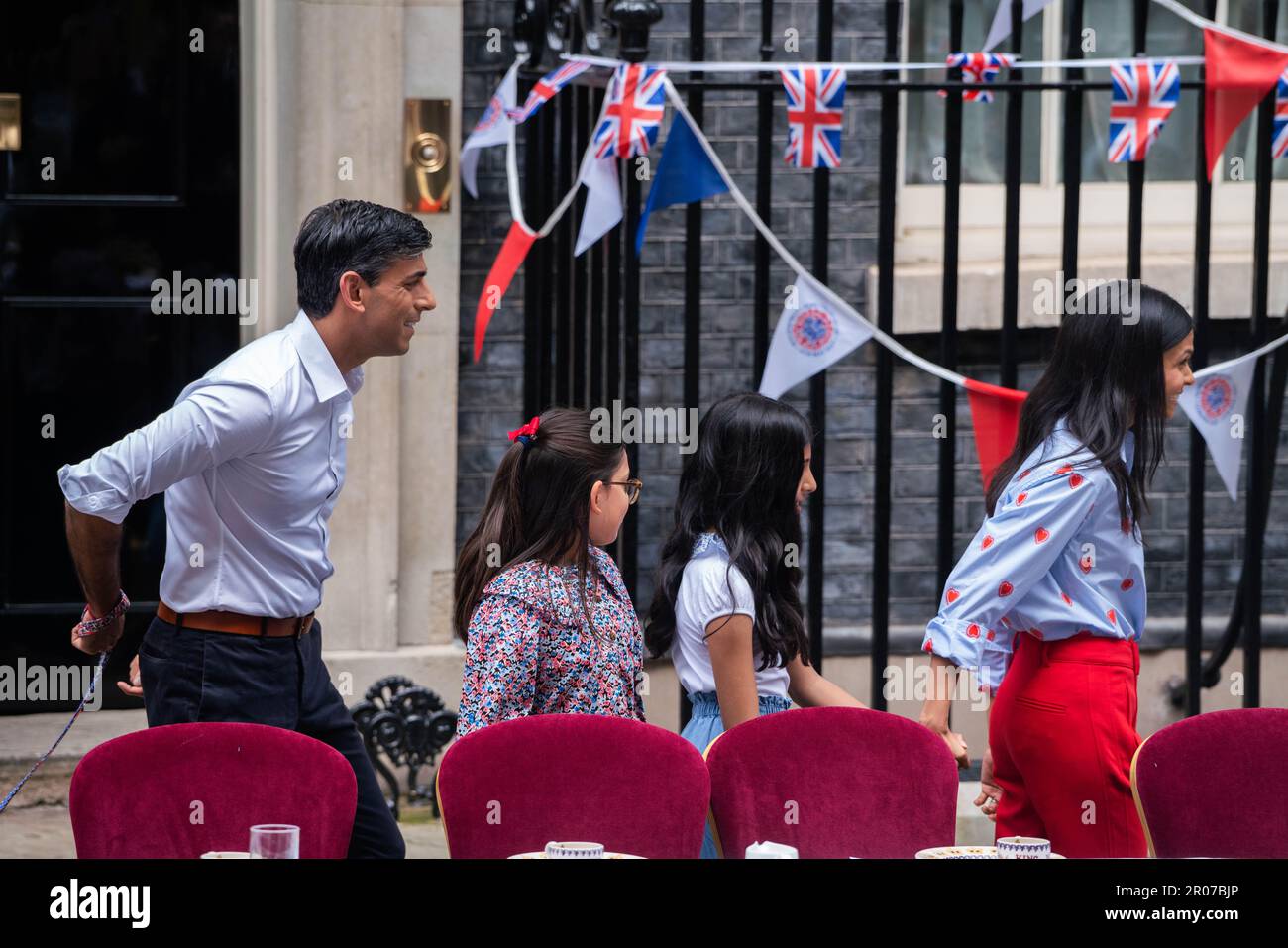 London UK. 7. Mai 2023 Premierminister Rishi Sunak verlässt die Downing Street 10 mit Frau Akshata Murthy und den Töchtern Krishna und Anoushka für die Krönung des großen Mittagessens, an dem Kommunalhelden, ukrainische Flüchtlinge und Jugendgruppen nach der Krönung des britischen Königs Charles III. In Westminster Abbey in London am 06. Mai teilnehmen. amer Ghazzal/Alamy Live News Stockfoto