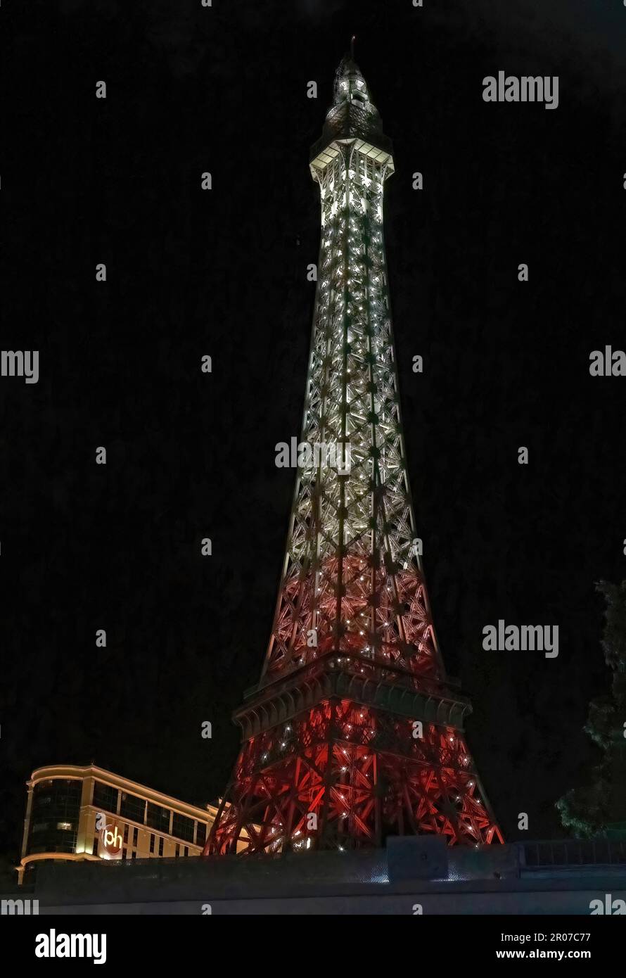 Nachtsicht auf den Eiffelturm des Paris Las Vegas Hotel and Casino, beleuchtet mit rot-weißen Lichtern auf dem Strip in Las Vegas, Nevada, USA. Stockfoto