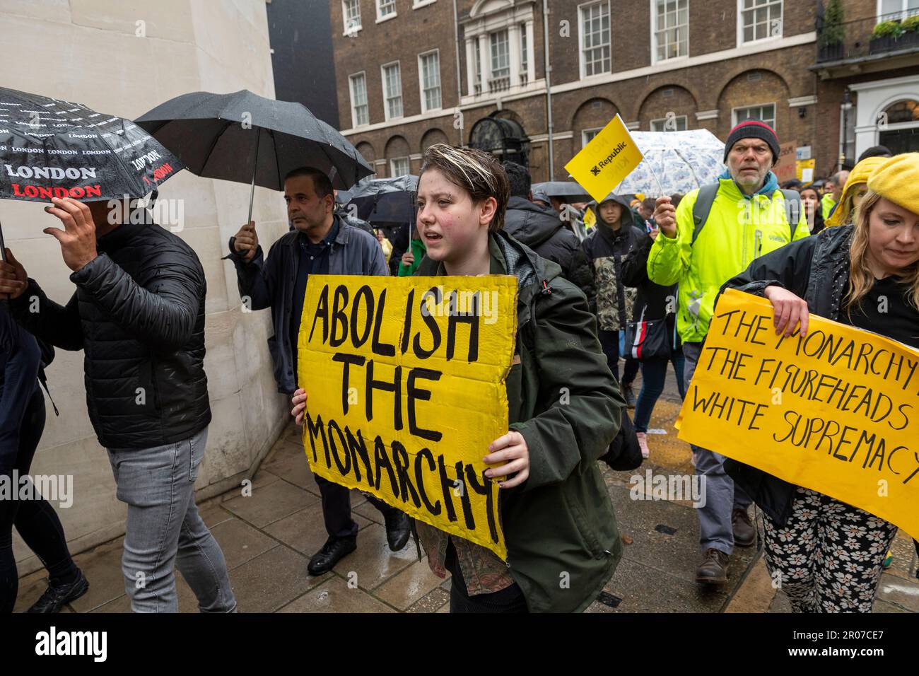 Argumente Gegen Die Monarchie In England Während der Krönung von König Charlies III, Curzon Street, London, UK
