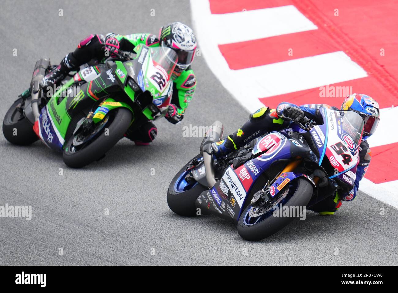 Toprak Razgatlioglu (TUR) Yamaha YZF R1 Pata Yamaha Prometeon WorldSBK, Alex Lowes (GBR) Kawasaki ZX-10RR Kawasaki Racing Team WorldSBK während der SBK FIM Superbike World Championship während des Rennens 2 auf dem Circuit de Barcelona-Catalunya am 7. Mai 2023 in Barcelona, Spanien. (Foto: Bagu Blanco / PRESSIN) Stockfoto