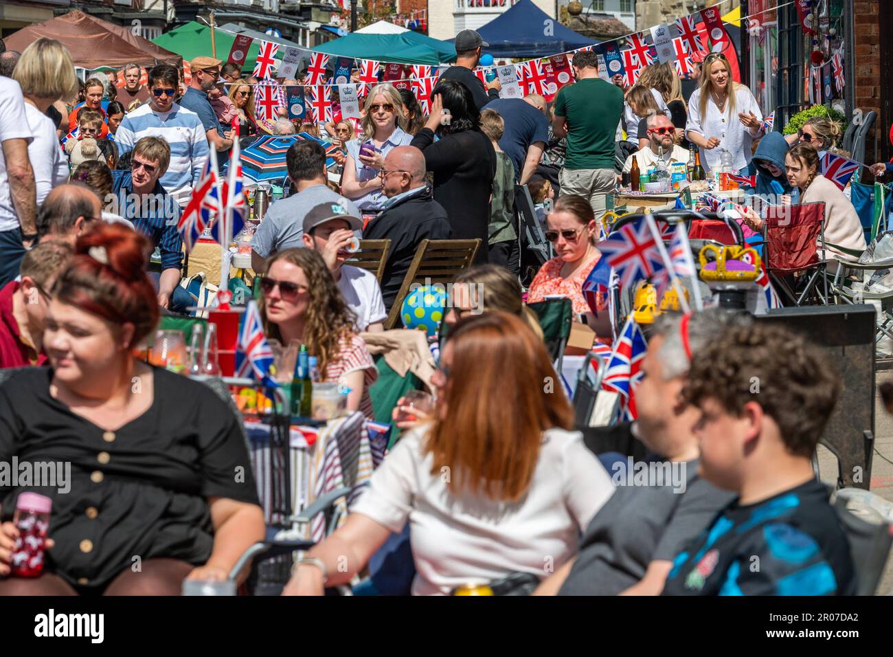 Alcester, Warwickshire, Großbritannien. 7. Mai 2023. Alcester war heute Schauplatz einer riesigen Straßenparty, als die Sonne schien. Hunderte von Menschen kamen heraus, um die Krönung von König Karl III. Zu feiern Kredit: AG News/Alamy Live News Stockfoto