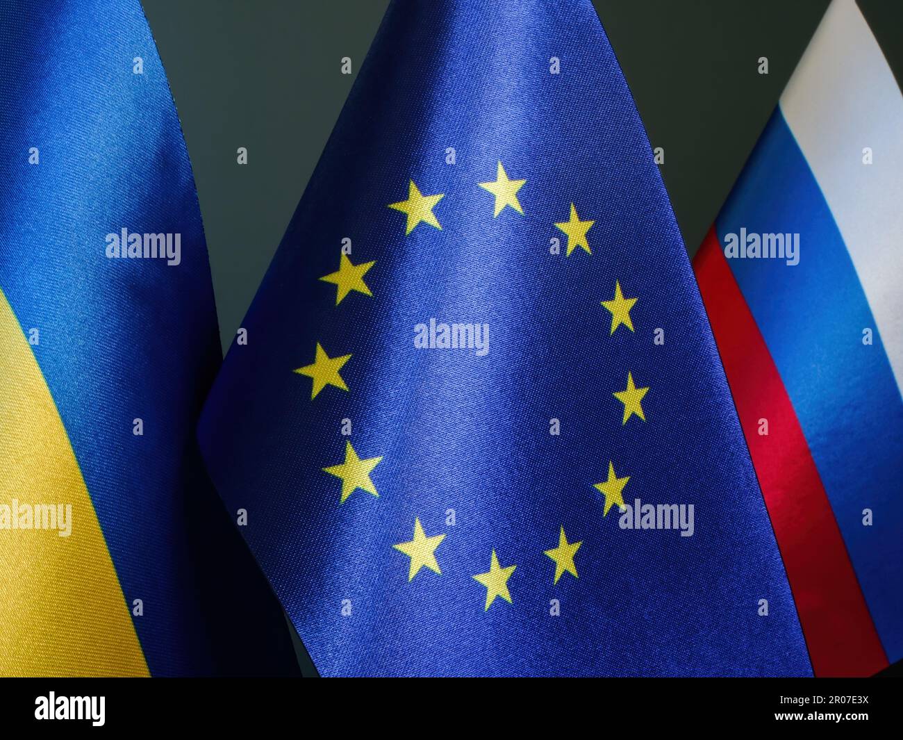 Kleine Flaggen der Ukraine, der EU und Russlands. Stockfoto