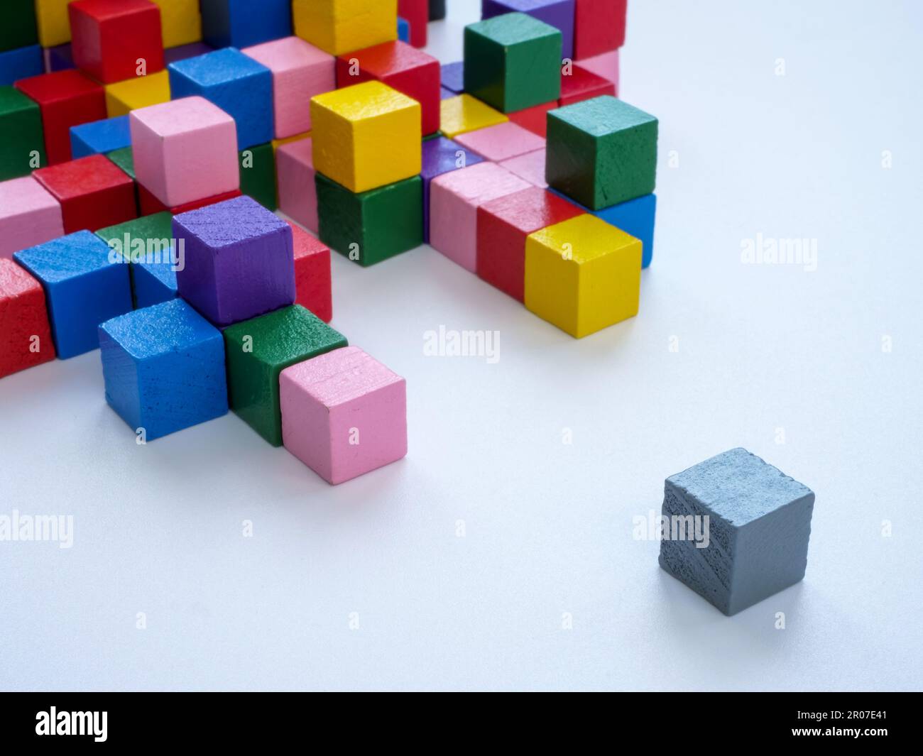 Die Struktur von mehrfarbigen Würfeln und neben einem Grau. Kreativität und Individualität. Stockfoto