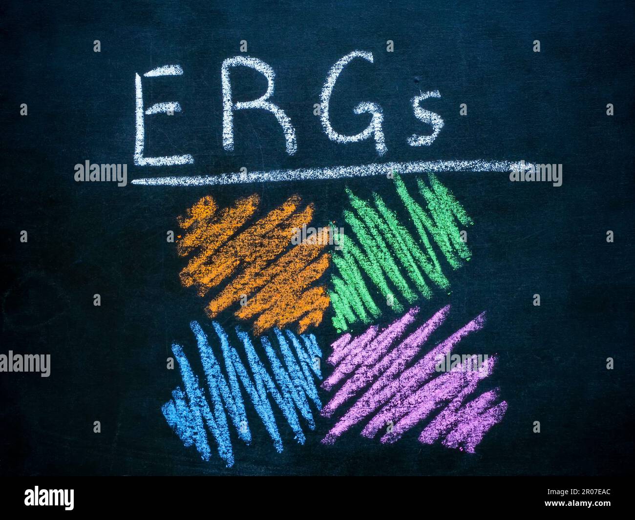 Die Aufschrift auf der Tafel mit Kreide ERGs Employee Resource Group. Stockfoto