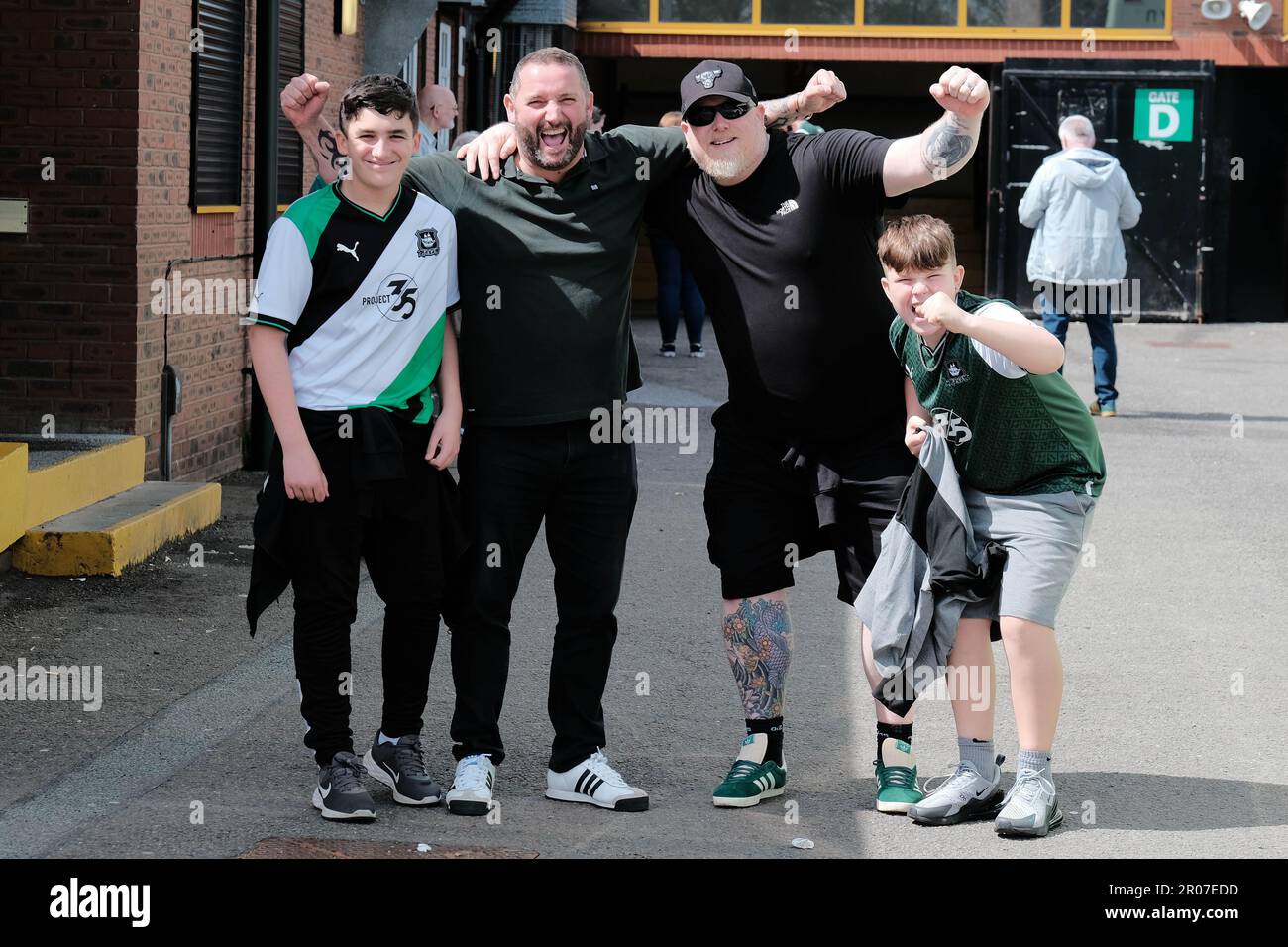 Port Vale FC, Stoke on Trent, Großbritannien. 7. Mai 2023 Plymouth Argyle-Fans feiern die Promotion als Champions der EFL Sky Bet League One mit einem Sieg von 1-3 über Port Vale im Vale Park, Stoke on Trent. Kredit: Mark Lear / Alamy Live News Stockfoto