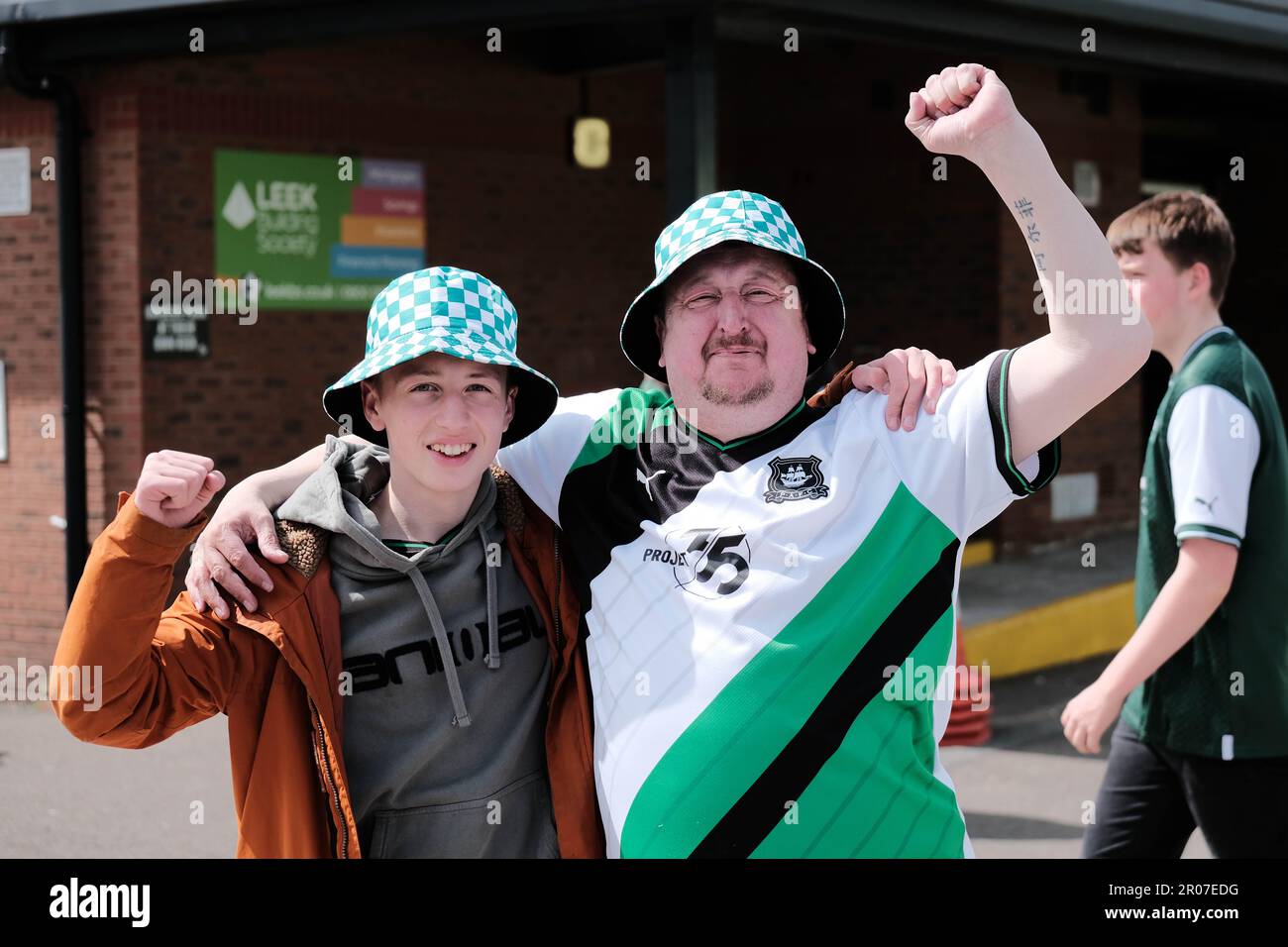 Port Vale FC, Stoke on Trent, Großbritannien. 7. Mai 2023 Plymouth Argyle-Fans feiern die Promotion als Champions der EFL Sky Bet League One mit einem Sieg von 1-3 über Port Vale im Vale Park, Stoke on Trent. Kredit: Mark Lear / Alamy Live News Stockfoto