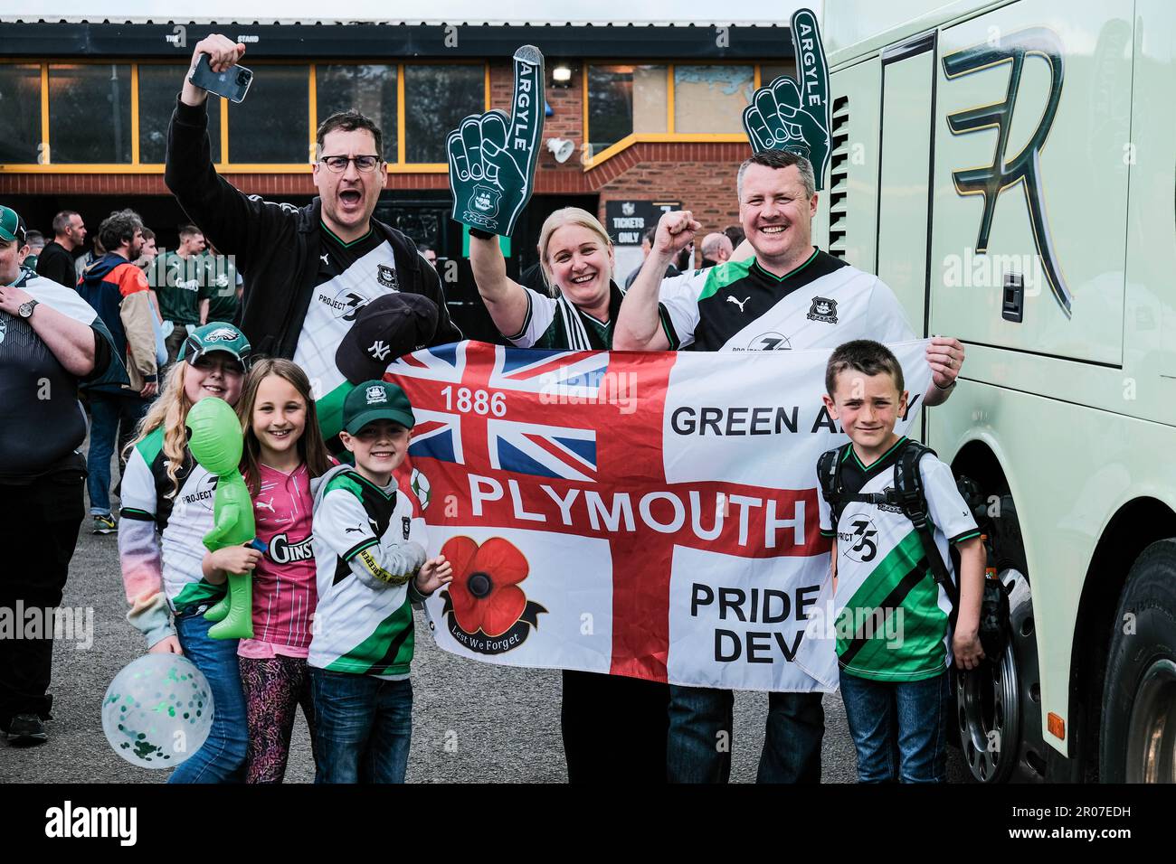 Port Vale FC, Stoke on Trent, Großbritannien. 7. Mai 2023 Plymouth Argyle-Fans feiern die Promotion als Champions der EFL Sky Bet League One mit einem Sieg von 1-3 über Port Vale im Vale Park, Stoke on Trent. Kredit: Mark Lear / Alamy Live News Stockfoto