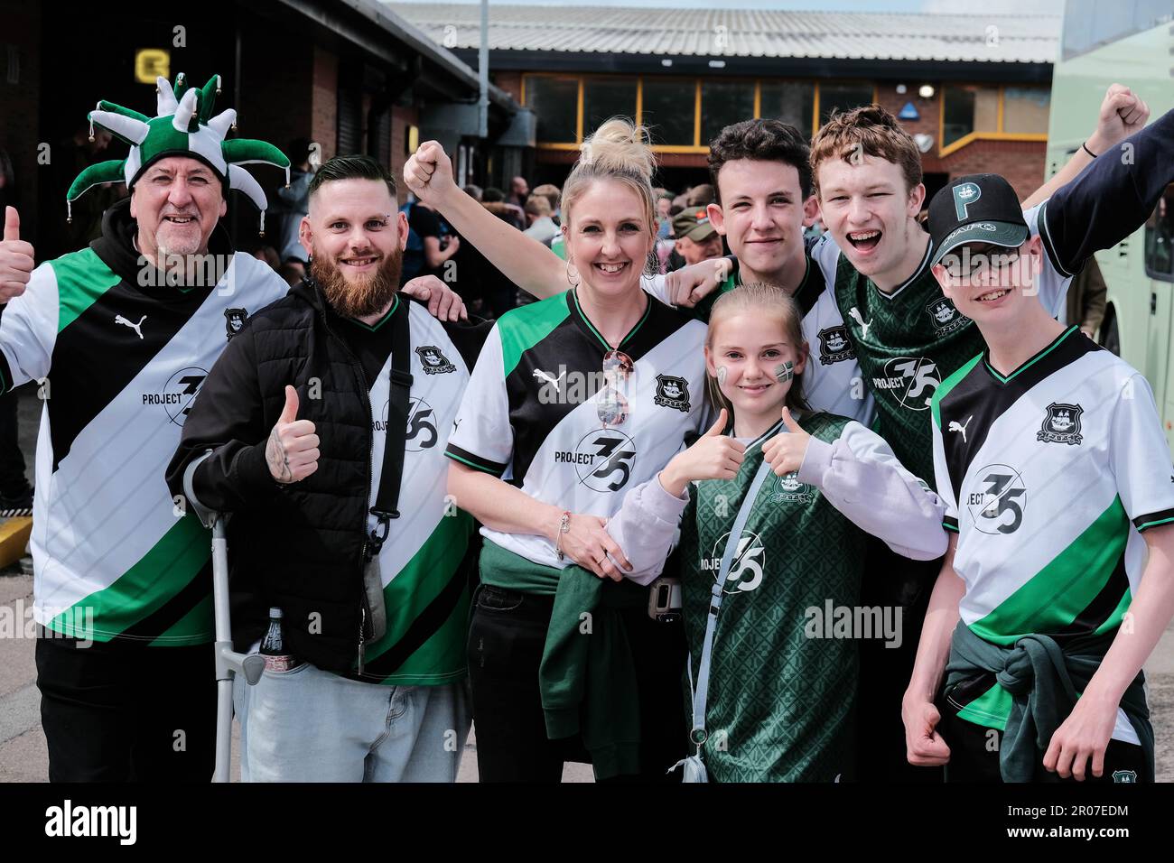 Port Vale FC, Stoke on Trent, Großbritannien. 7. Mai 2023 Plymouth Argyle-Fans feiern die Promotion als Champions der EFL Sky Bet League One mit einem Sieg von 1-3 über Port Vale im Vale Park, Stoke on Trent. Kredit: Mark Lear / Alamy Live News Stockfoto