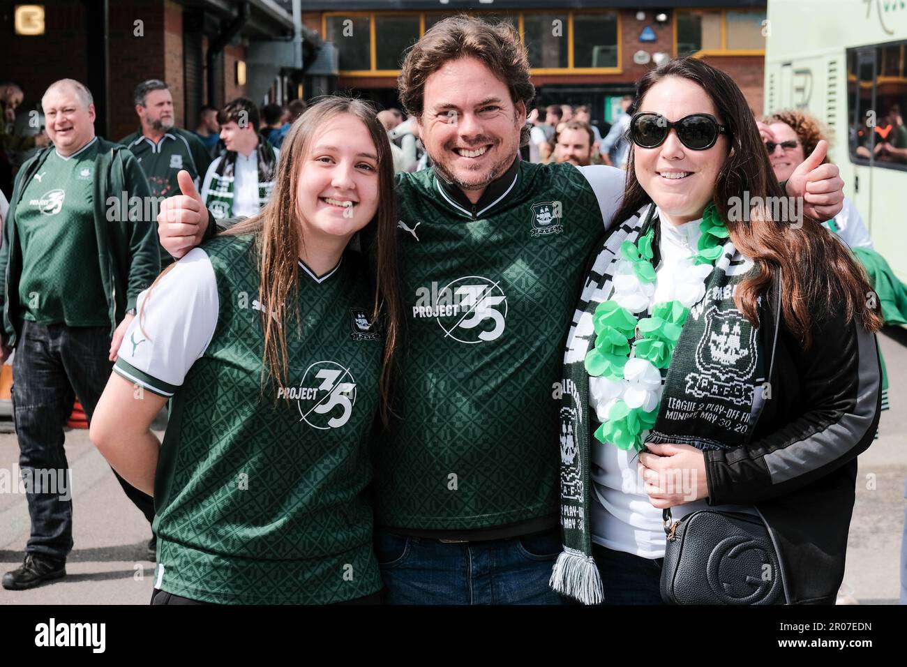 Port Vale FC, Stoke on Trent, Großbritannien. 7. Mai 2023 Plymouth Argyle-Fans feiern die Promotion als Champions der EFL Sky Bet League One mit einem Sieg von 1-3 über Port Vale im Vale Park, Stoke on Trent. Kredit: Mark Lear / Alamy Live News Stockfoto