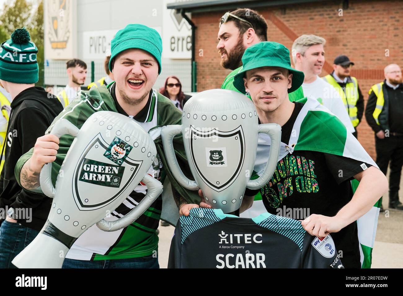 Port Vale FC, Stoke on Trent, Großbritannien. 7. Mai 2023 Plymouth Argyle-Fans feiern die Promotion als Champions der EFL Sky Bet League One mit einem Sieg von 1-3 über Port Vale im Vale Park, Stoke on Trent. Kredit: Mark Lear / Alamy Live News Stockfoto
