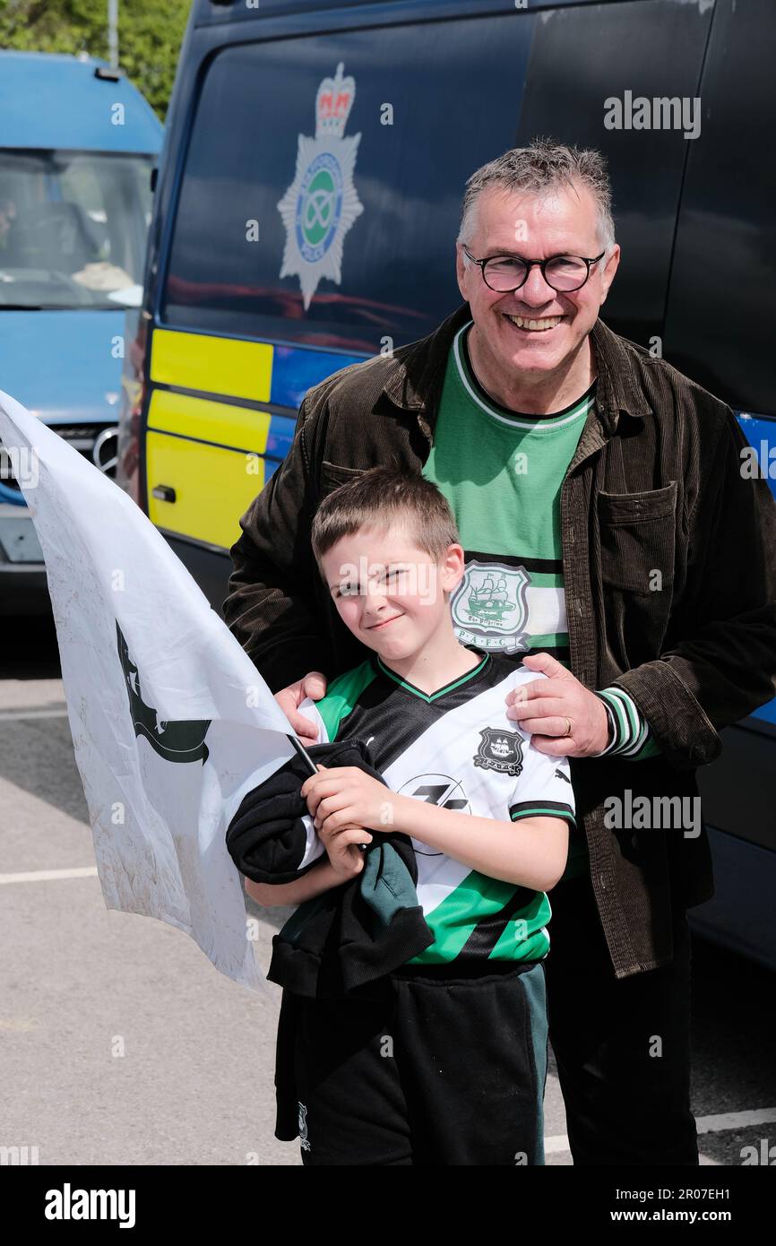 Port Vale FC, Stoke on Trent, Großbritannien. 7. Mai 2023 Plymouth Argyle-Fans feiern die Promotion als Champions der EFL Sky Bet League One mit einem Sieg von 1-3 über Port Vale im Vale Park, Stoke on Trent. Kredit: Mark Lear / Alamy Live News Stockfoto