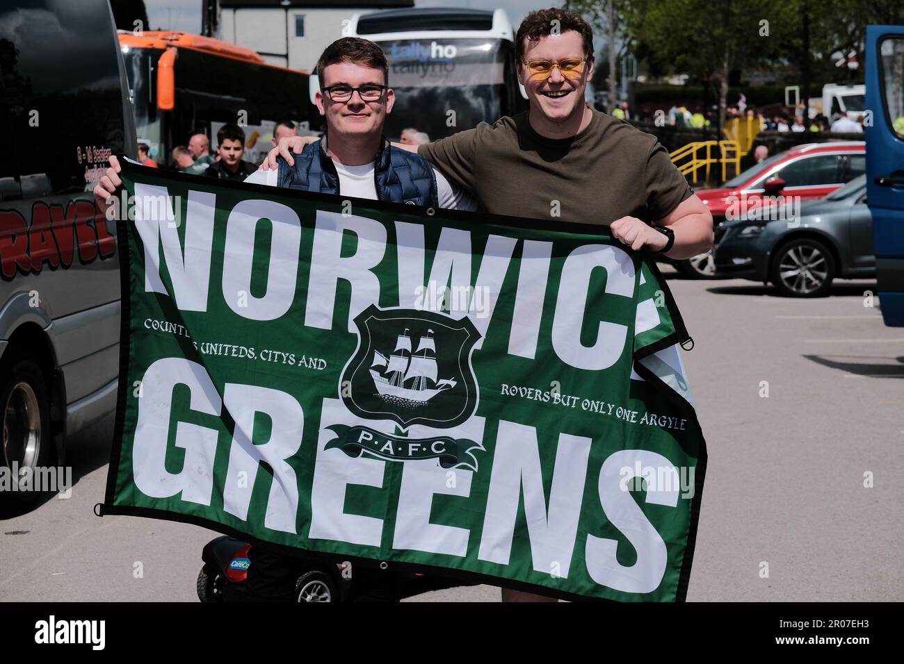 Port Vale FC, Stoke on Trent, Großbritannien. 7. Mai 2023 Plymouth Argyle-Fans feiern die Promotion als Champions der EFL Sky Bet League One mit einem Sieg von 1-3 über Port Vale im Vale Park, Stoke on Trent. Kredit: Mark Lear / Alamy Live News Stockfoto