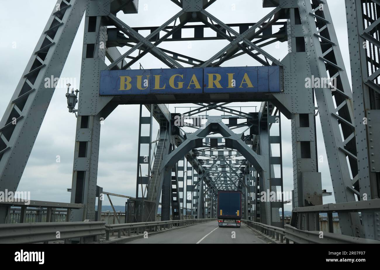 Stahlbrücke über die Donau, die die bulgarische und rumänische Grenze zwischen den Städten Ruse und Giurgiu verbindet. Stockfoto