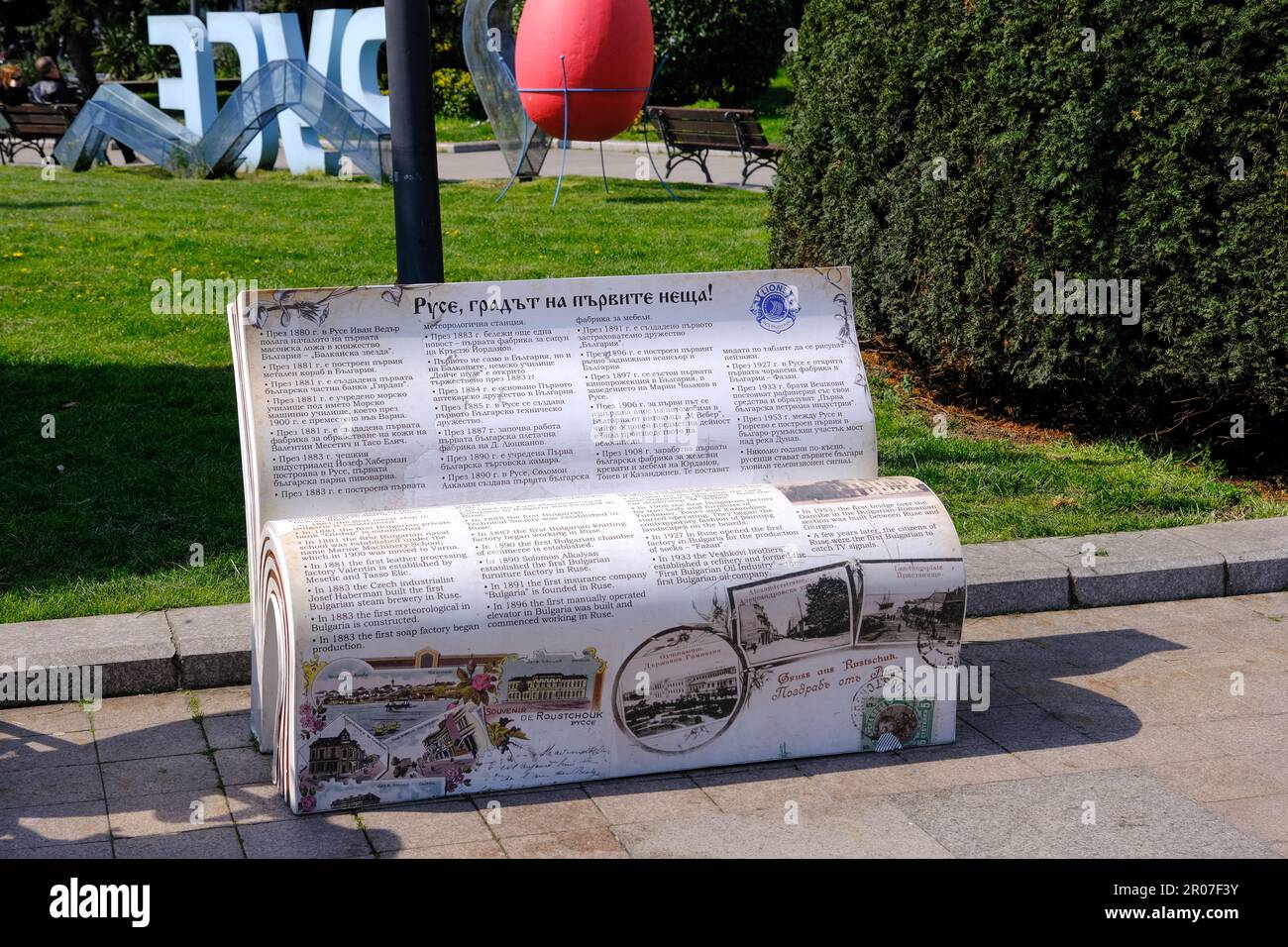 Dekorative Bank in Buchform mit historischen Informationen im Stadtzentrum von Russe, Bulgarien Stockfoto