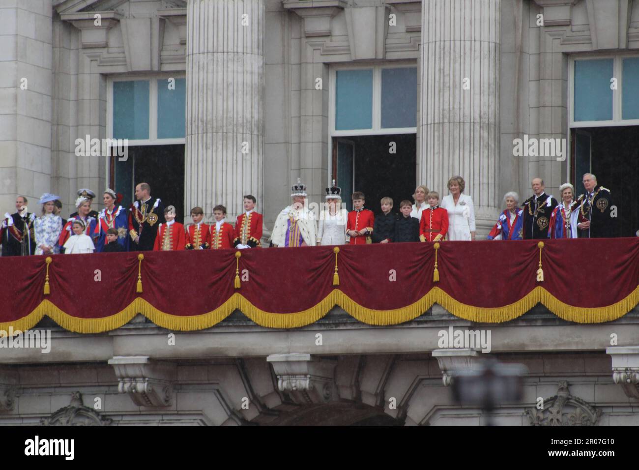 Buckingham Palace, London SW1A 1AA, Vereinigtes Königreich. 6. Mai 2023. Nach einer historischen königlichen Krönung, gefeiert von Menschenmassen, die in Millionen auf der Strecke der Londoner Krönungsprozession liegen, werden die neu gekrönten König Karl III. Und Königin Consort Camilla von Mitgliedern der königlichen Familie auf dem vorderen Balkon des Buckingham-Palastes, Sie erhalten einen königlichen Salut vom britischen Militär, der sich in den Palace Gardens unten befindet, und beobachten dann die traditionelle Flypast der Royal Air Force und Royal Navy über dem Himmel über London. Kredit: ©Julia Mineeva/EGBN TV News/Alamy L. Stockfoto